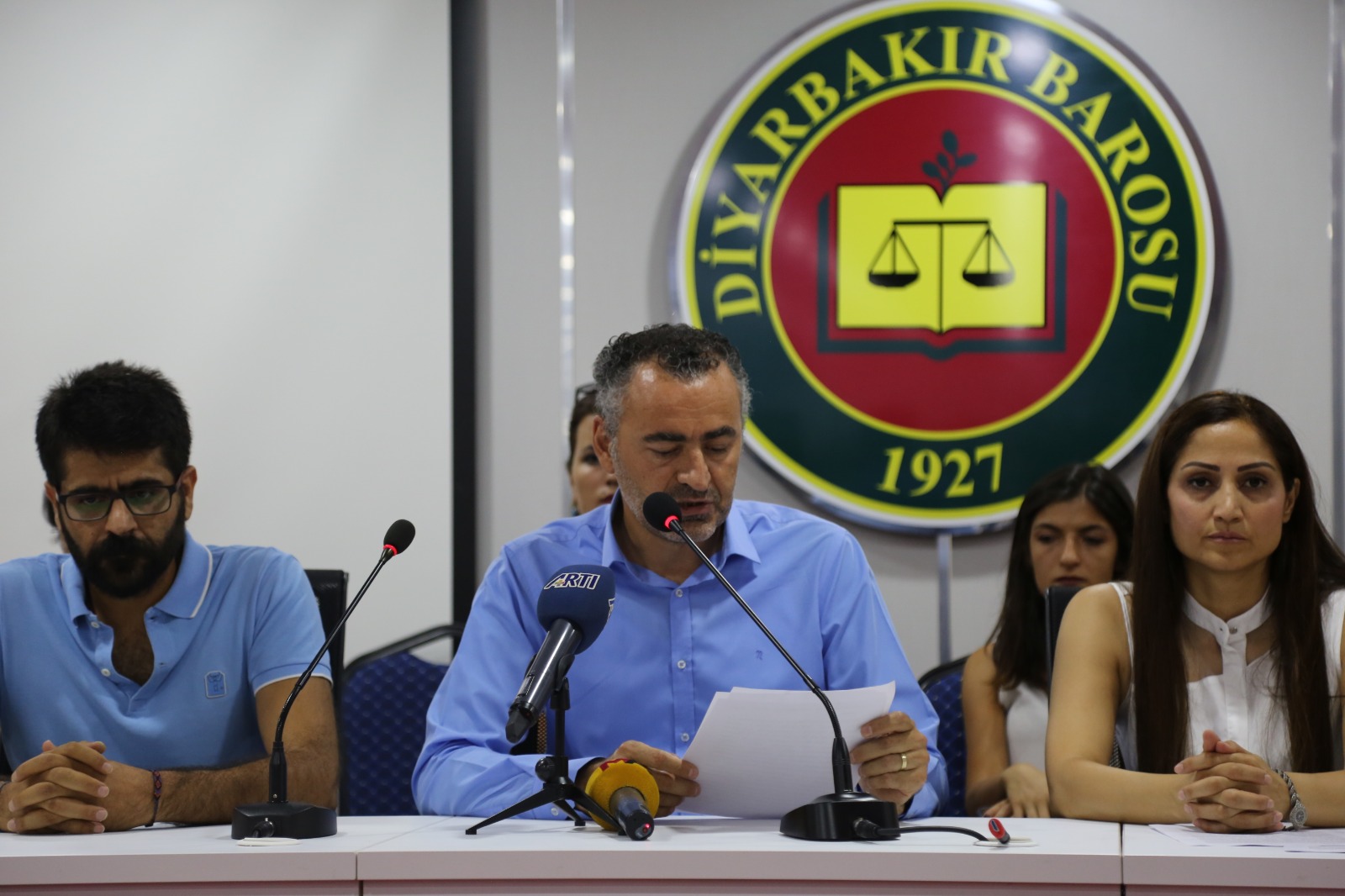 Diyarbakır Barosundan  Adalet Bakanlığına, Ceza ve Tevkif Evleri Genel Müdürlüğüne, Barolara, TBMM’de grubu bulunan siyasi partilere çağrı; zaman geçirmeden Elazığ 2 Nolu Yüksek Güvenlikli Cezaevine gidin, bizim Avukat görüş odasında tanık olduğumuz işkenceye tanıklık edin — 2