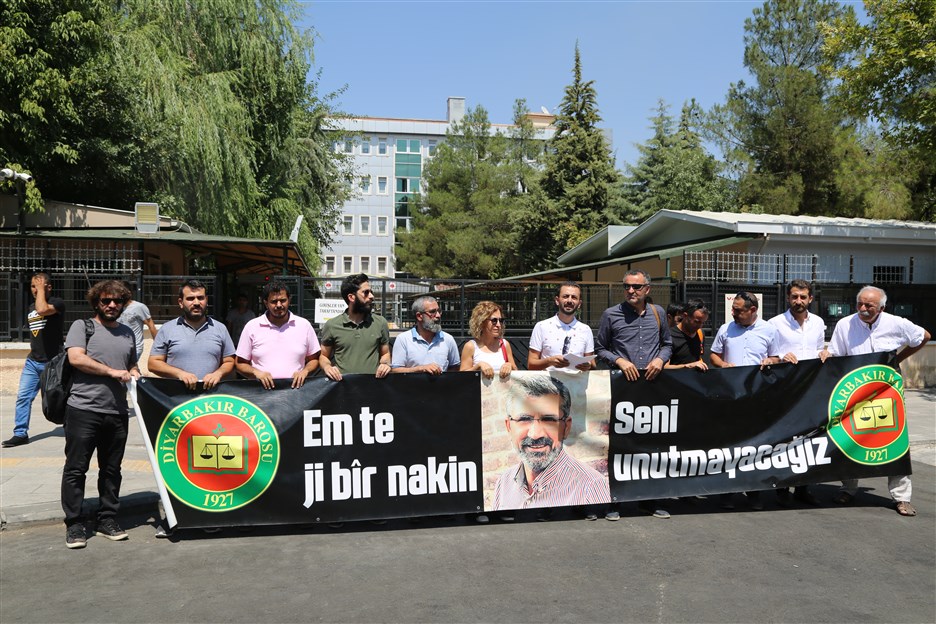 Çalakiya Bibîranînê ya Hefteya 187emîn a Kuştîna Serokê Baroya Me Tahir ELÇİ Li Ber Dadgeha Amedê Hat Pêkanîn — 1