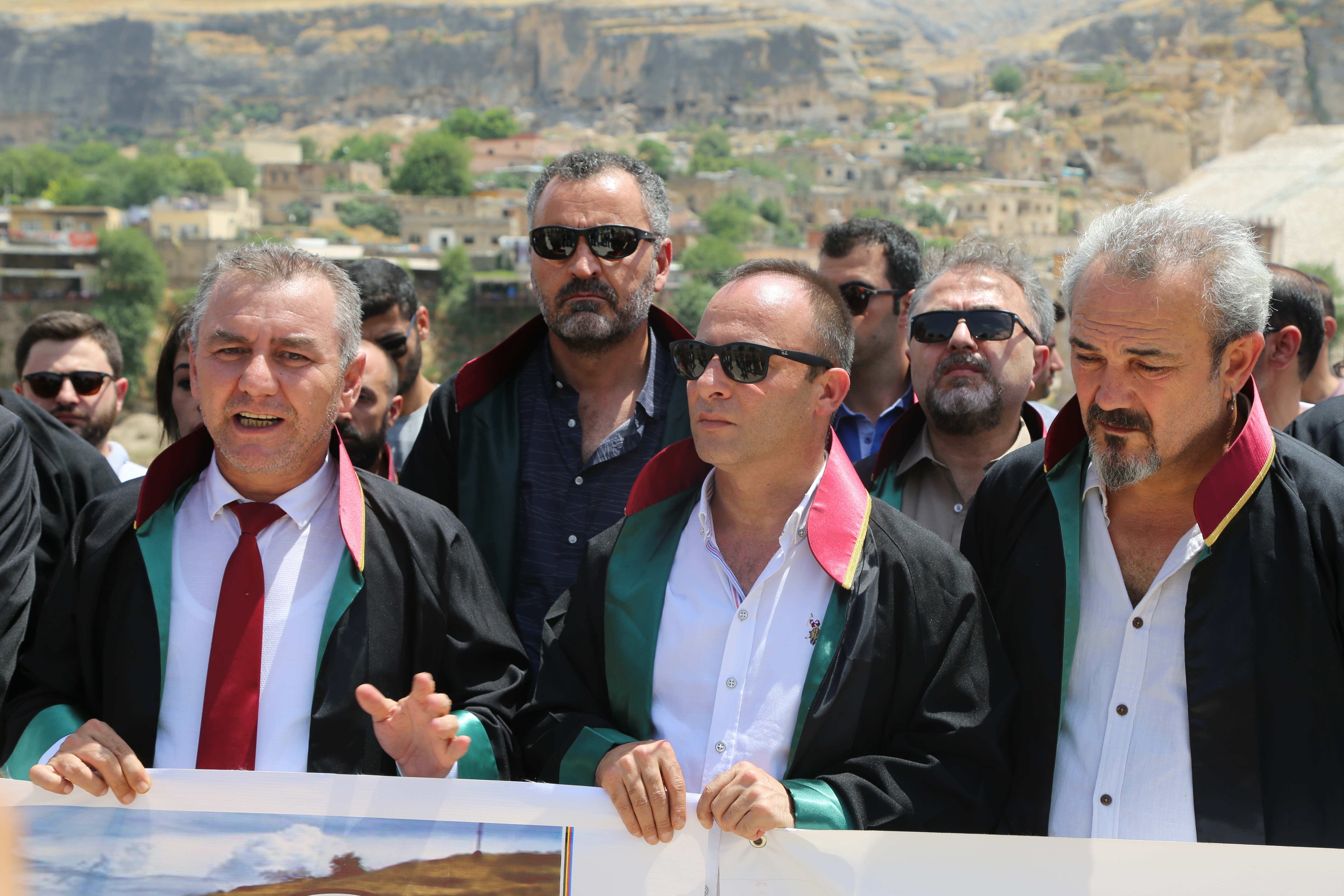 Em Dîrokê Bidin Jiyandin, Mirovahiyê Bidin Jiyandin, Heskîfê Bidin Jiyandin... — 1