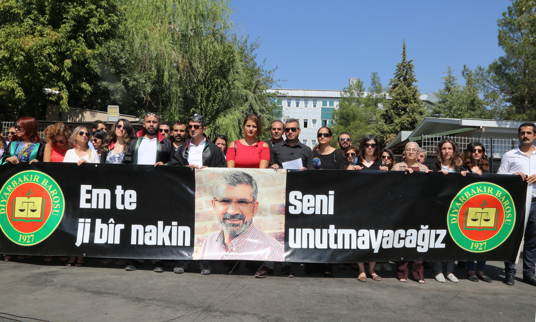 Di Hefteya 192emîn a Kuştina Serokê Baroya me Tahir ELÇİ de Çalakiya Bibîrhanînê Li Ber Dadgeha Amedê Pêk Hat… — 1