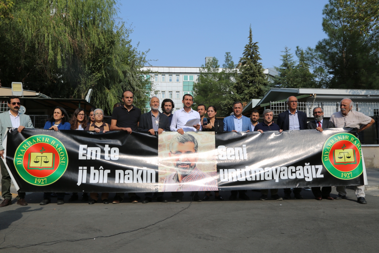 Çalakiya Bibîranînê ya Hefteya 199emîn a Kuştina Serokê Baroya Me Tahir ELÇİ’yî Li Ber Dadgeha Amedê Pêk Hat… — 1