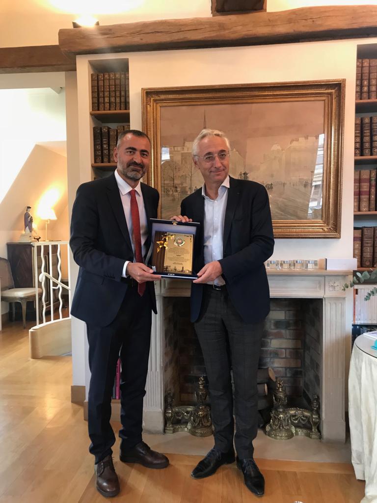 Serokê Baroya Me Parêzer Cîhan AYDINî Bi Hevserokê Baroya Parîsê Basîle ADERî Re Hevdîtin Pêk Anî. — 1