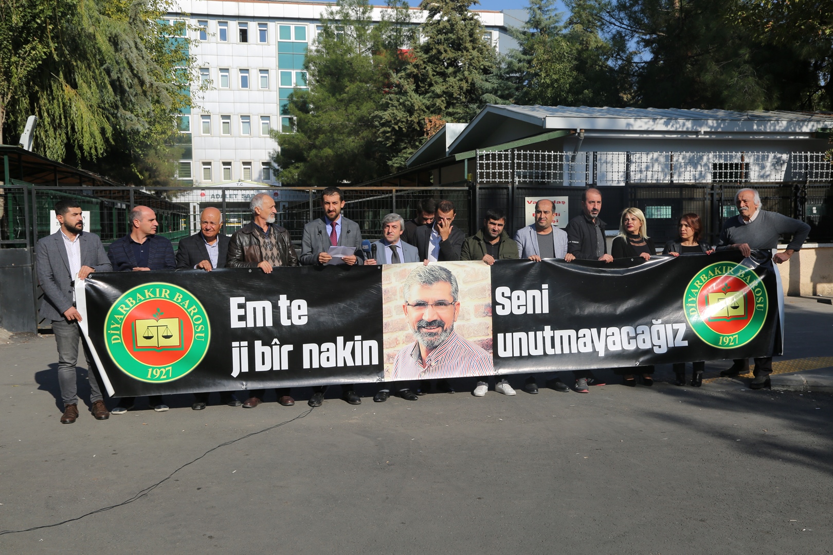 Çalakiya Bîranînê ya Hefteya 202. a Qetilkirina Serokê Baroya Me Tahîr ELÇÎyî Li Ber Dadgeha Amedê Pêk Hat... — 1