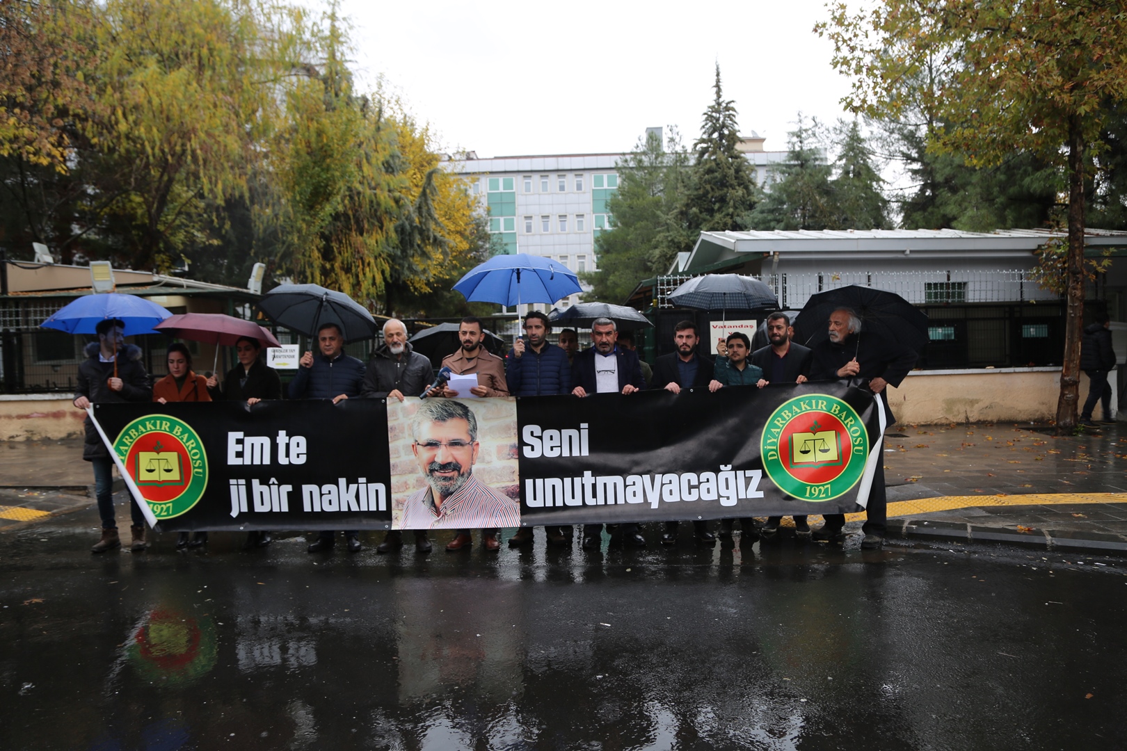 Çalakiya Bîranînê Ya Hefteya 205. A Qetilkirina Serokê Baroya Me Tahîr ELÇÎ Li Ber Dadgeha Amedê Pêk Hat... — 1