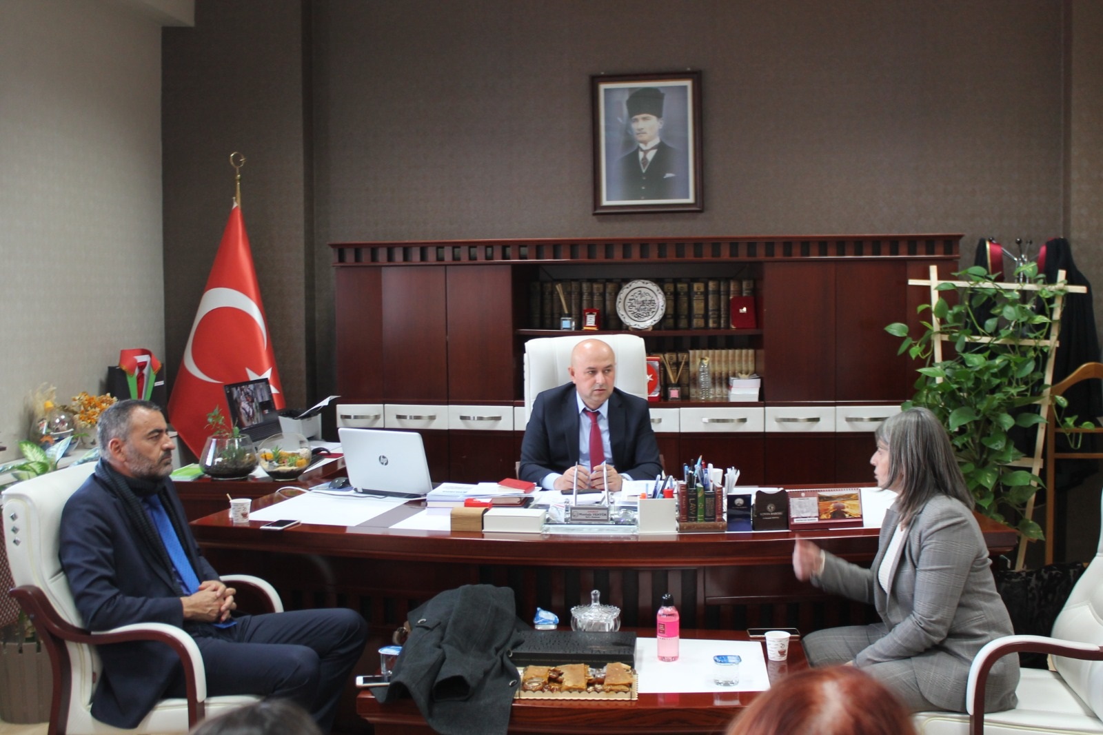 Baromuz ve Beraberindeki Heyet Deprem Bölgesini Ziyaret Etti — 1