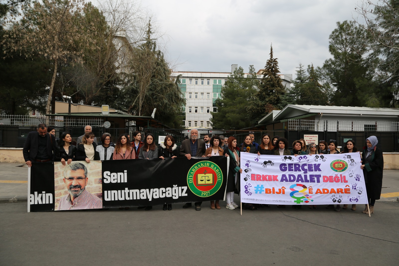 Baro Başkanımız Tahir ELÇİ'nin Katledilişinin 218. Haftası Anma Etkinliği Diyarbakır Adliyesi Önünde Gerçekleştirildi — 1