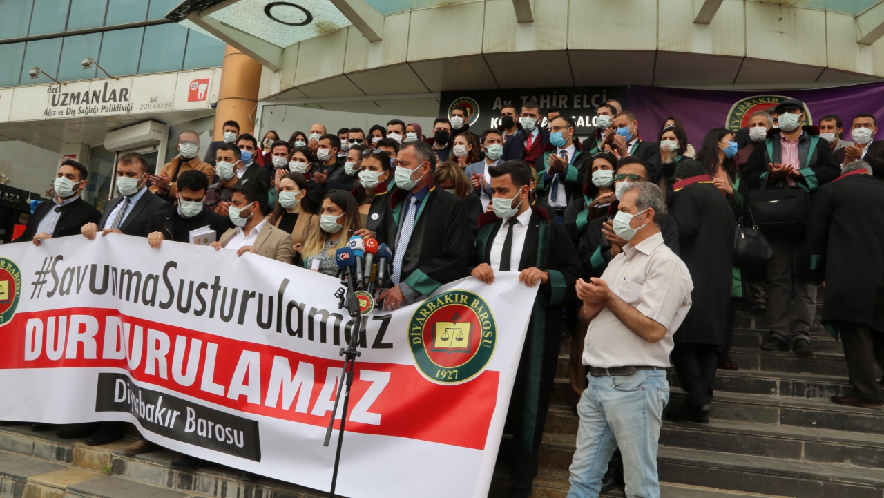 Rapora Derbarê Lêpirsîn û Teqîbatên Arasteyî Serokê Baroya Amedê, Lijneya Rêvebir û Parêzerên Endamê Baroyê Ya Sala 2020'an Ji Hêla Navenda Me Ya Mafên Parêzeran Ve Ji Raya Giştî He Hat Pêşkêşkirin... — 1