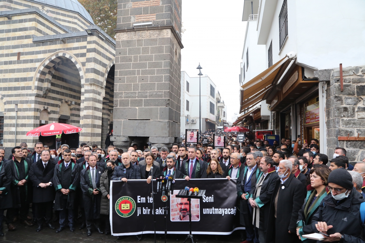 Em Di 6’emîn Salvegera Kuştina Wî De Xwedî Li Mîrateya Têkoşîna Mafên Mirovan a Serokê Xwe Yê Ebedî  Prz.Tahîr Elçîyî Derdikevin û Bi Rêzdarî û Hesret Bi Bîr Tînin. — 1