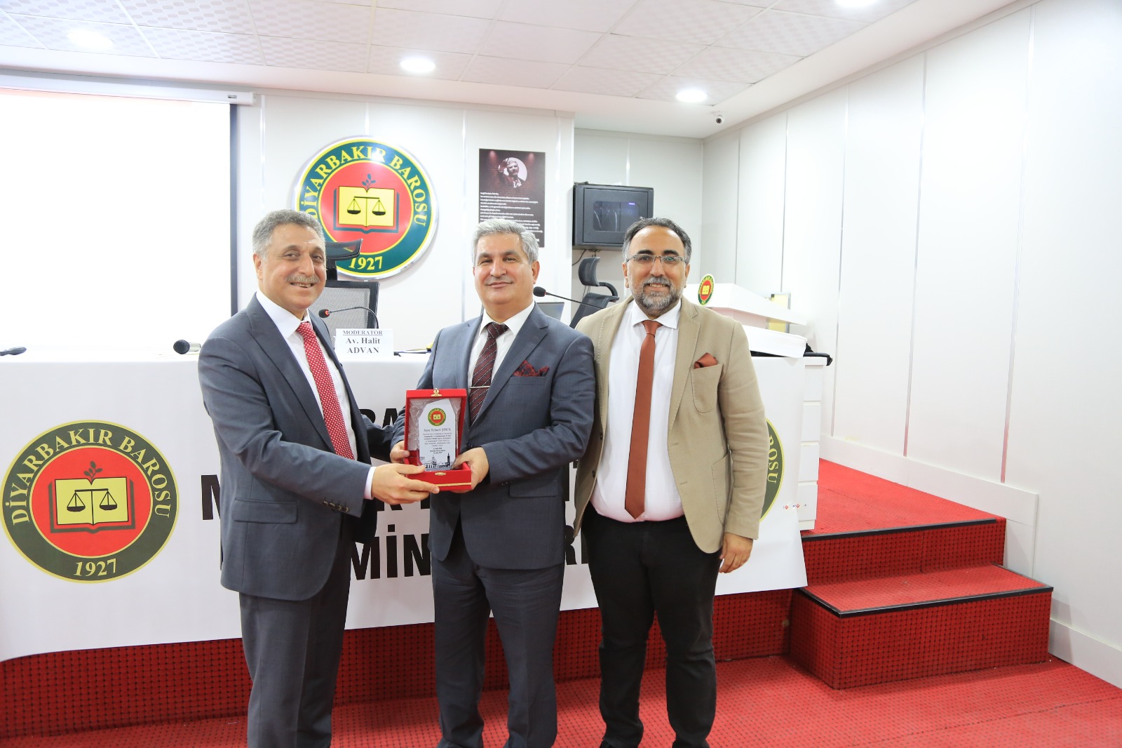 Semînera Perwerdehiya Navpîşeyî Ya Bi Mijara 'Bi Hemû Hêlên Xwe Ve Sepanên Gelemperîkirinê' Pêk Hat — 1