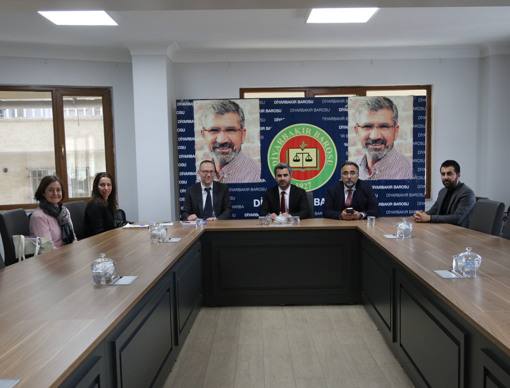 Serokê Beşa Civaka Sivîl, Mafên Bingehîn, Daraz û Karên Navxweyî yê Delegasyona Tirkiye ya Yekîtiya Ewropayê Alexander FRICKE û Şandeya Pê re Hatin Serdana Baroya Me. — 1