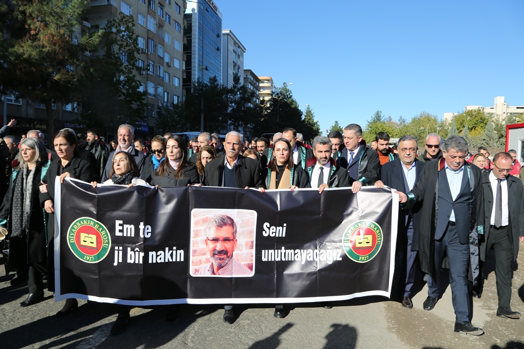 Baro Başkanımız Av. Tahir ELÇİ, Dört Ayaklı Minarenin Önünde Anıldı : ' Em Te Ji Bir Nakin...' — 2