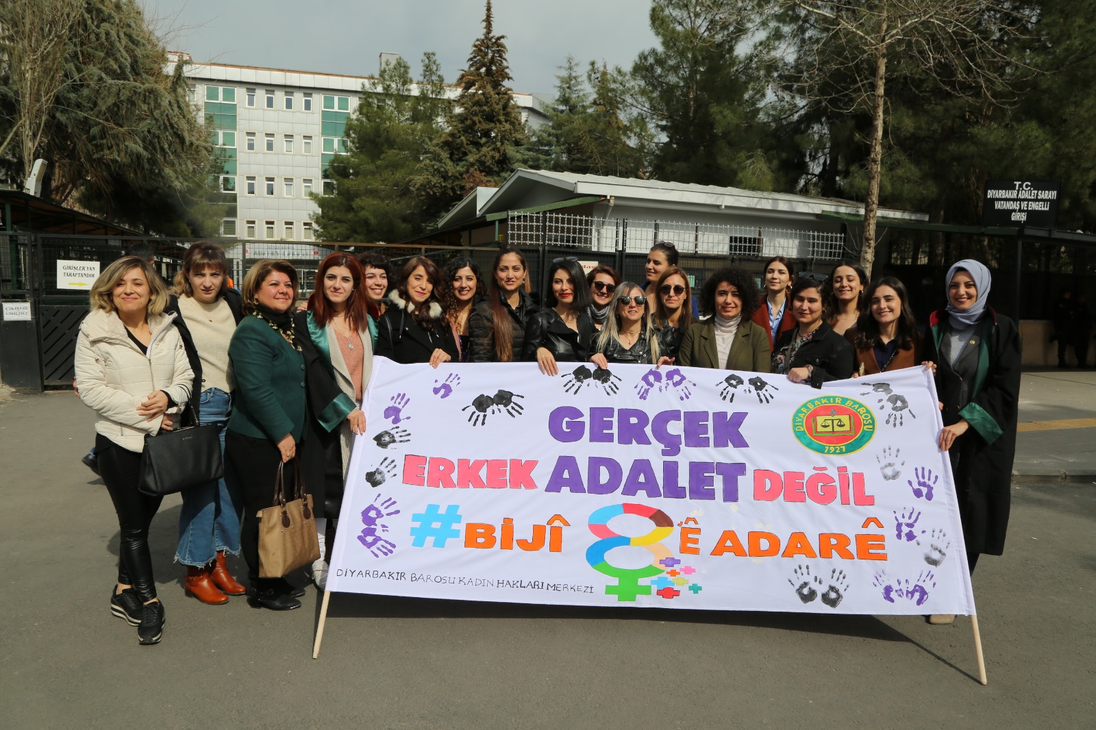 Baro Başkanımız Tahir ELÇİ'nin Katledilişinin 218. Haftası Anma Etkinliği Diyarbakır Adliyesi Önünde Gerçekleştirildi — 10