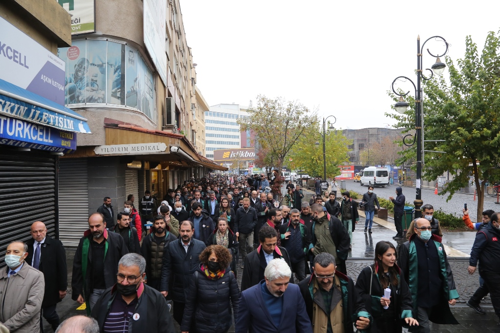 Em Di 6’emîn Salvegera Kuştina Wî De Xwedî Li Mîrateya Têkoşîna Mafên Mirovan a Serokê Xwe Yê Ebedî  Prz.Tahîr Elçîyî Derdikevin û Bi Rêzdarî û Hesret Bi Bîr Tînin. — 10