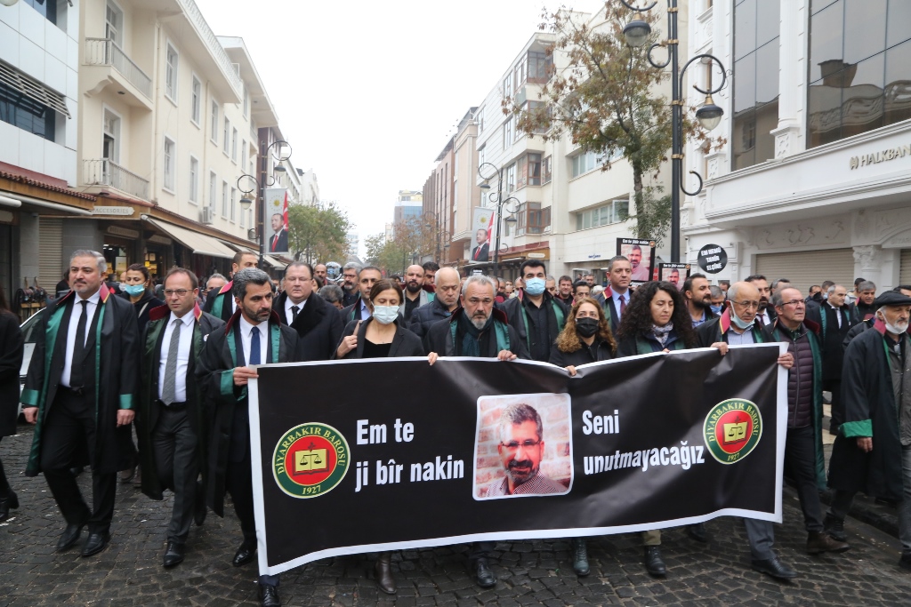Em Di 6’emîn Salvegera Kuştina Wî De Xwedî Li Mîrateya Têkoşîna Mafên Mirovan a Serokê Xwe Yê Ebedî  Prz.Tahîr Elçîyî Derdikevin û Bi Rêzdarî û Hesret Bi Bîr Tînin. — 11