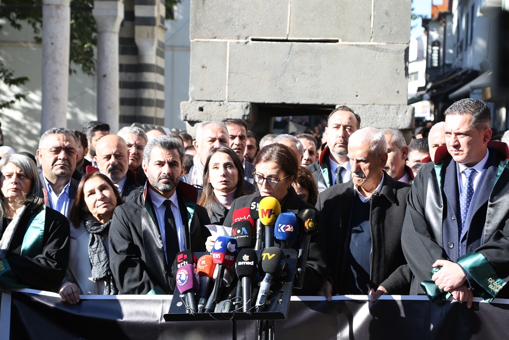 Baro Başkanımız Av. Tahir ELÇİ, Dört Ayaklı Minarenin Önünde Anıldı : ' Em Te Ji Bir Nakin...' — 12