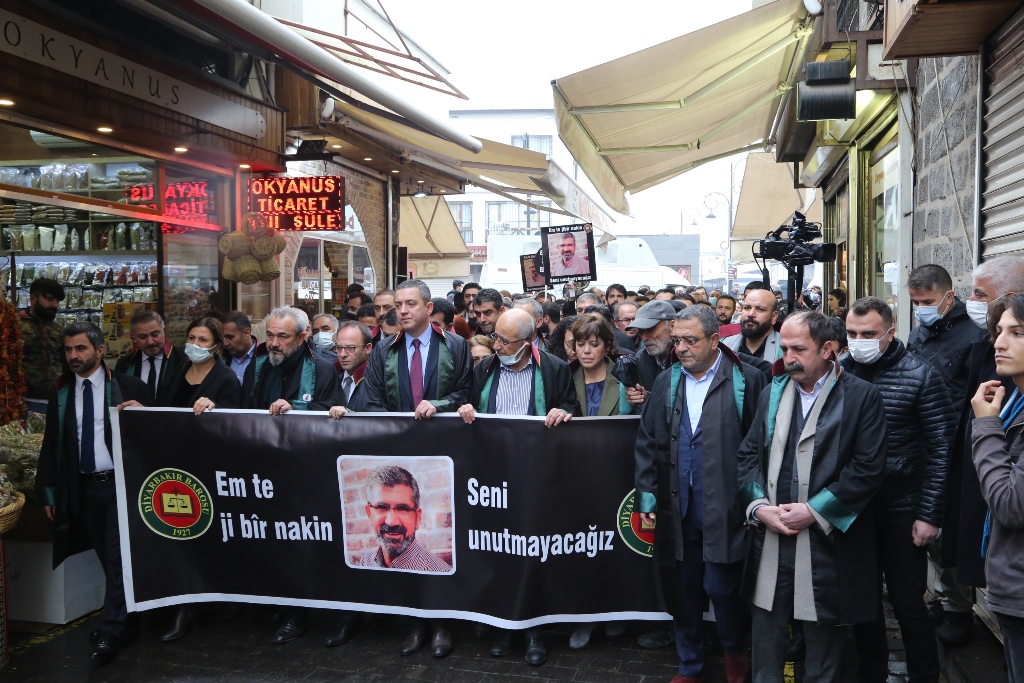 Em Di 6’emîn Salvegera Kuştina Wî De Xwedî Li Mîrateya Têkoşîna Mafên Mirovan a Serokê Xwe Yê Ebedî  Prz.Tahîr Elçîyî Derdikevin û Bi Rêzdarî û Hesret Bi Bîr Tînin. — 13