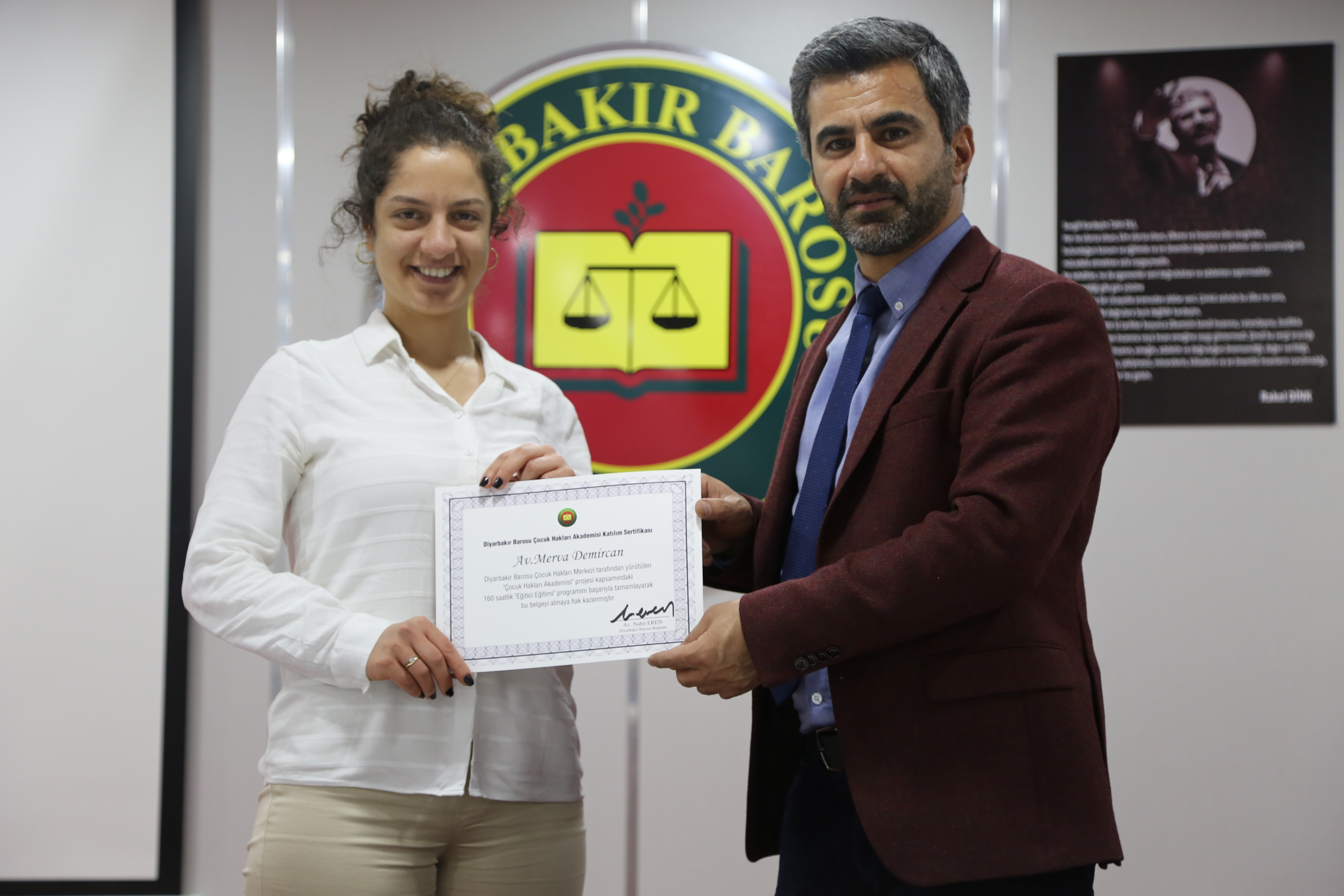 Sertîfîkaya Hempîşeyên Me Yên Ku ‘Bernameya Perwerdehiya Hîndeker a Projeya Akademiya Mafên Zarokan’ Xelas Kirin Hate Dayîn. — 13