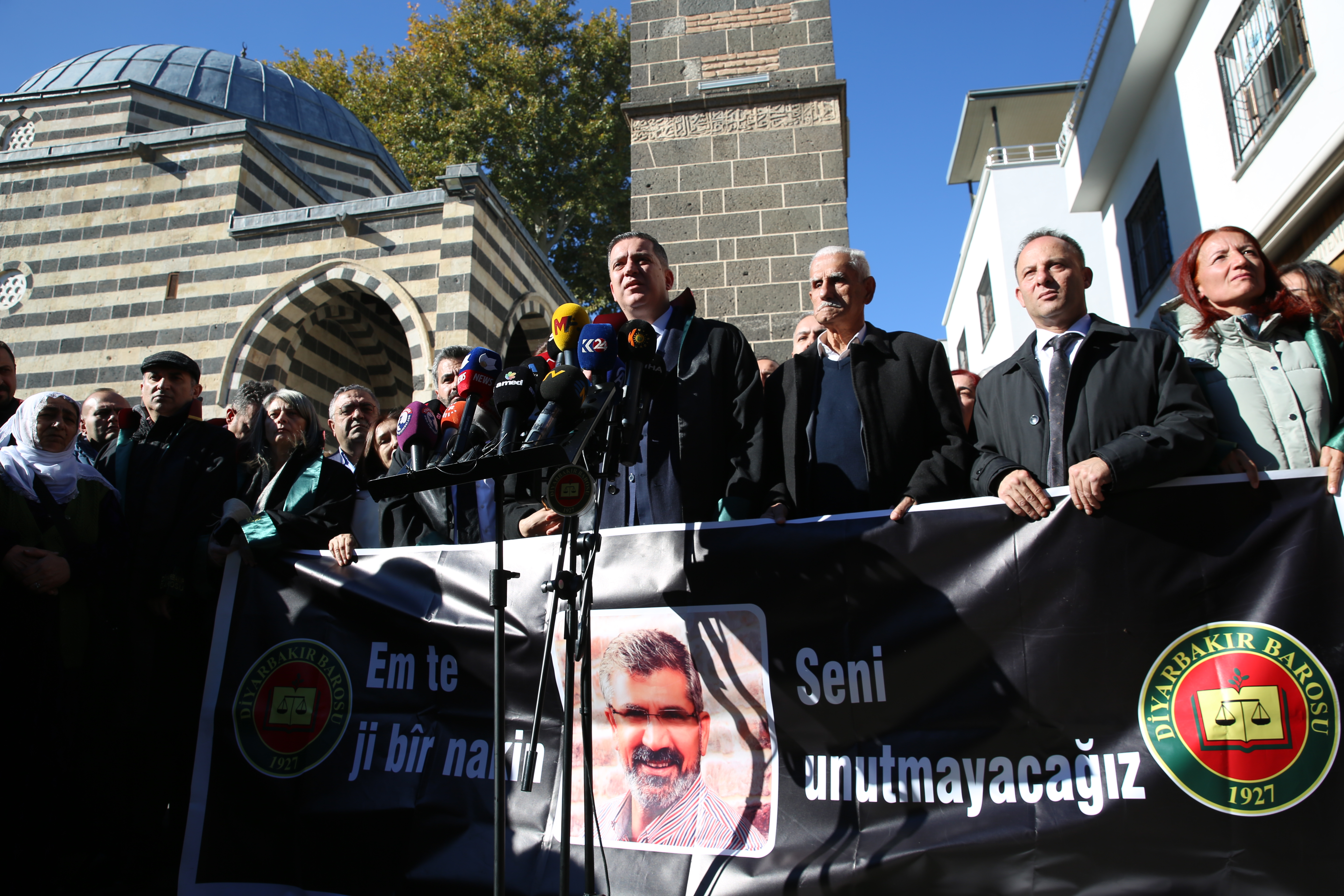 Baro Başkanımız Av. Tahir ELÇİ, Dört Ayaklı Minarenin Önünde Anıldı : ' Em Te Ji Bir Nakin...' — 15