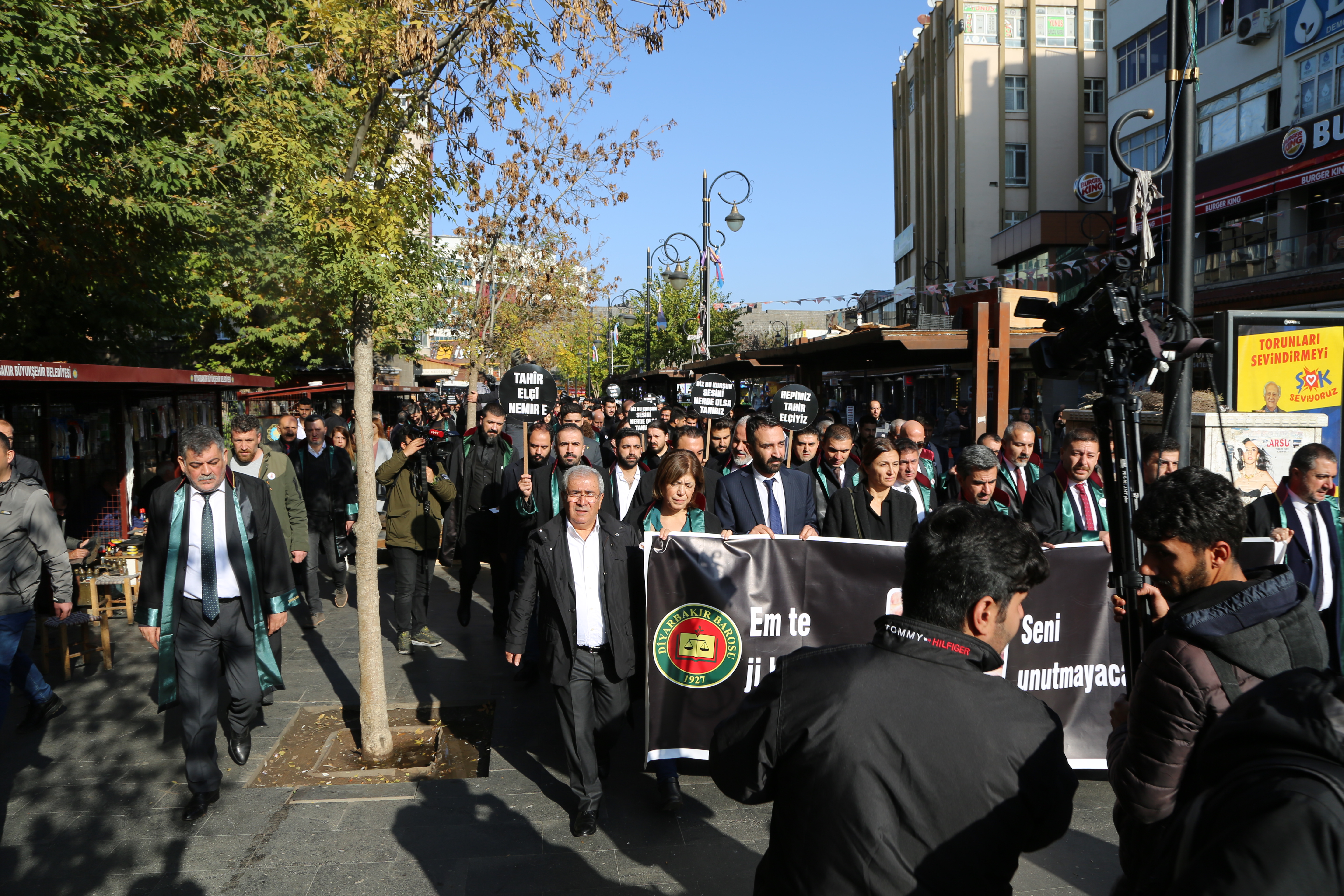 Baro Başkanımız Av. Tahir ELÇİ, Dört Ayaklı Minare Önünde Anıldı:  Bir Kez Daha Söylüyoruz "Devletin Aydınlatamadığı Cinayet Yoktur, Aydınlatmadığı Cinayet Vardır..." — 10