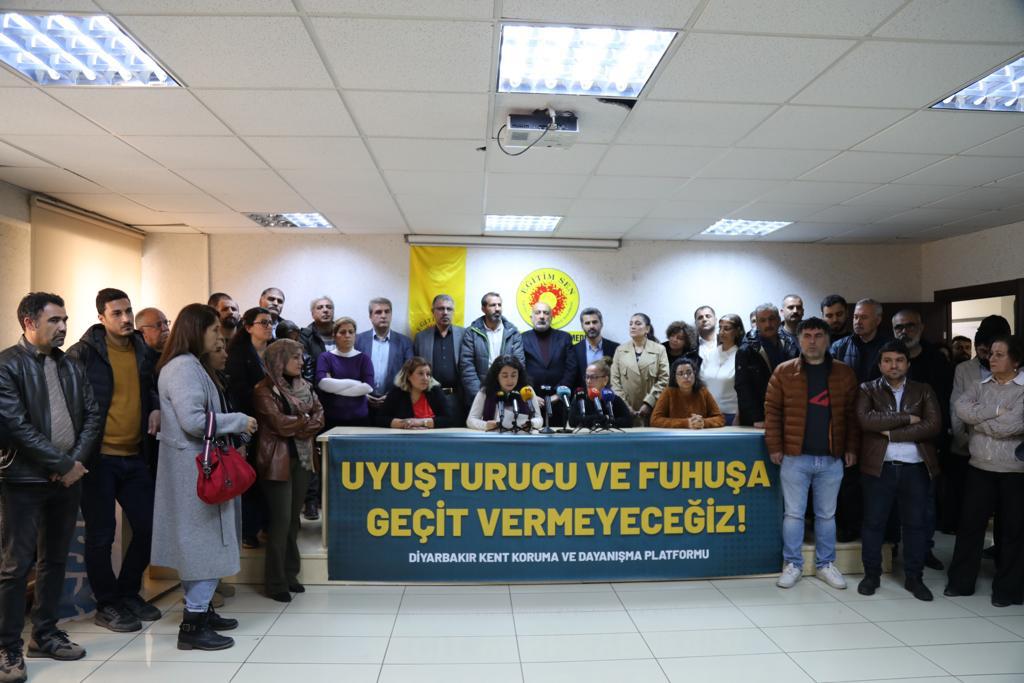 Em dê lı amedê destûr nedın tıryak û fuhûşê! — 2
