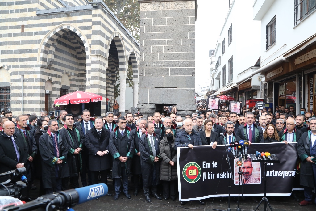 Em Di 6’emîn Salvegera Kuştina Wî De Xwedî Li Mîrateya Têkoşîna Mafên Mirovan a Serokê Xwe Yê Ebedî  Prz.Tahîr Elçîyî Derdikevin û Bi Rêzdarî û Hesret Bi Bîr Tînin. — 16