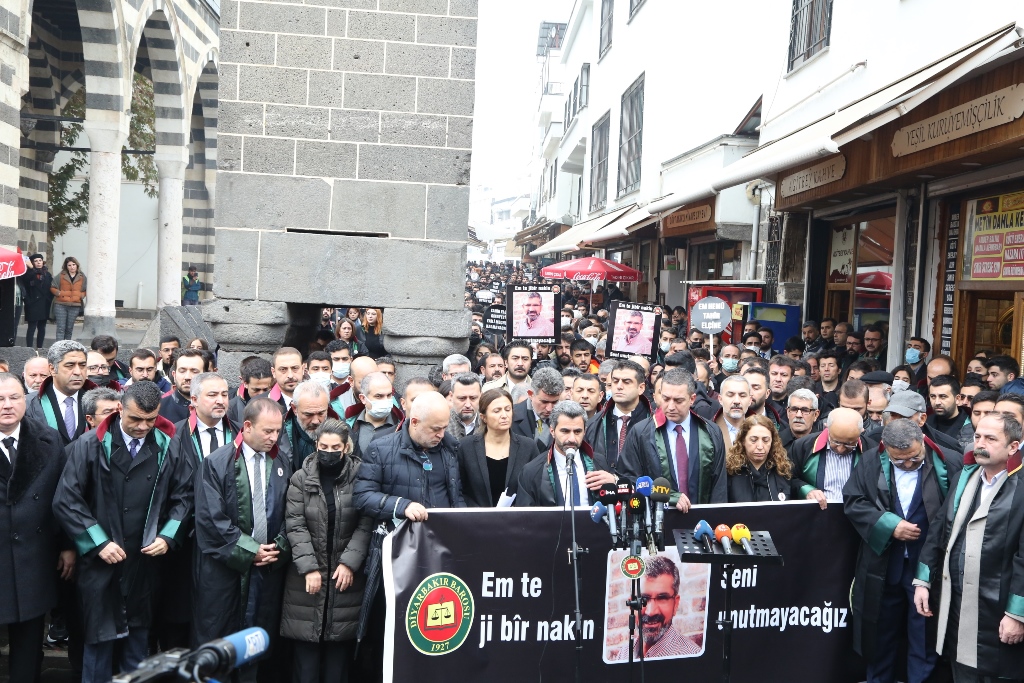 Em Di 6’emîn Salvegera Kuştina Wî De Xwedî Li Mîrateya Têkoşîna Mafên Mirovan a Serokê Xwe Yê Ebedî  Prz.Tahîr Elçîyî Derdikevin û Bi Rêzdarî û Hesret Bi Bîr Tînin. — 18