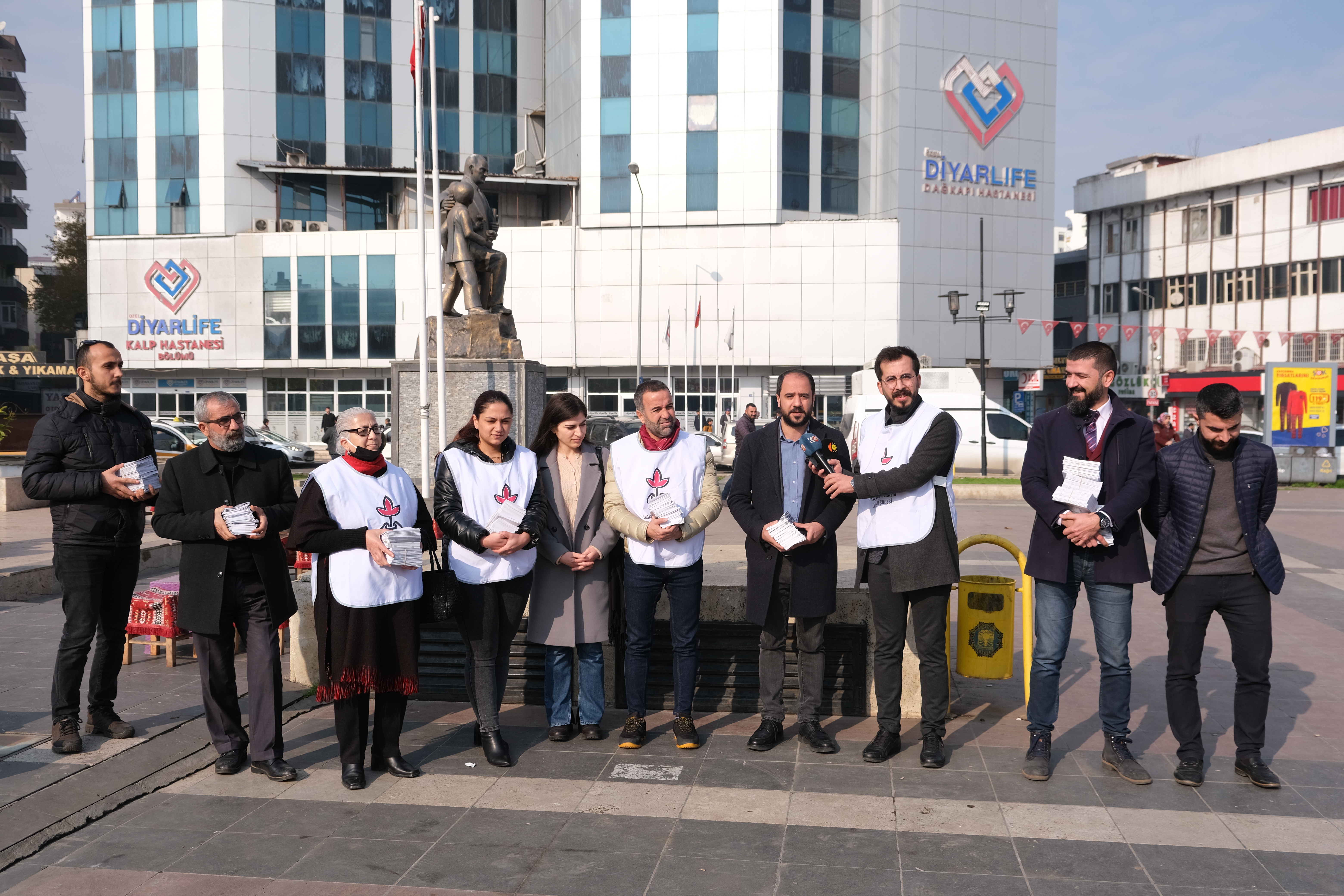 İnsan Hakları Haftası Programı kapsamında 'Haklarımızı Biliyor Muyuz?' el kitapçığı ve broşür dağıtımı yapıldı. — 1