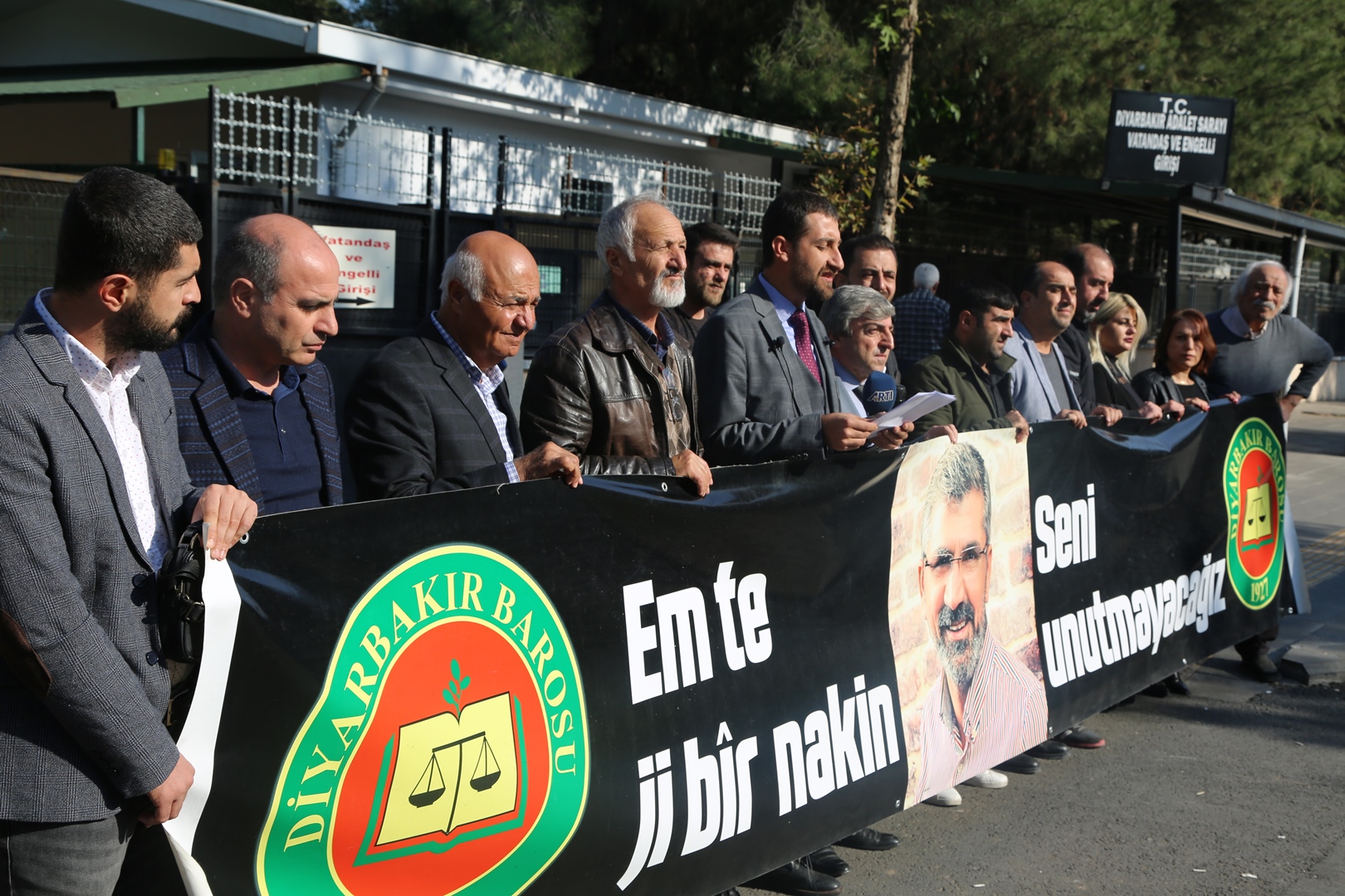 Çalakiya Bîranînê ya Hefteya 202. a Qetilkirina Serokê Baroya Me Tahîr ELÇÎyî Li Ber Dadgeha Amedê Pêk Hat... — 2
