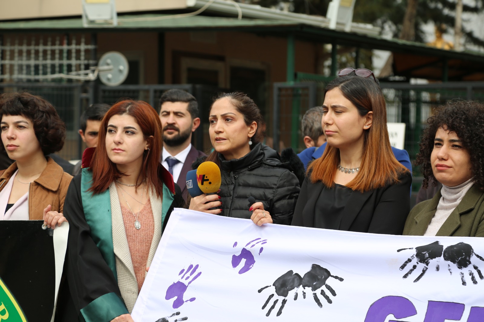 Baro Başkanımız Tahir ELÇİ'nin Katledilişinin 218. Haftası Anma Etkinliği Diyarbakır Adliyesi Önünde Gerçekleştirildi — 2