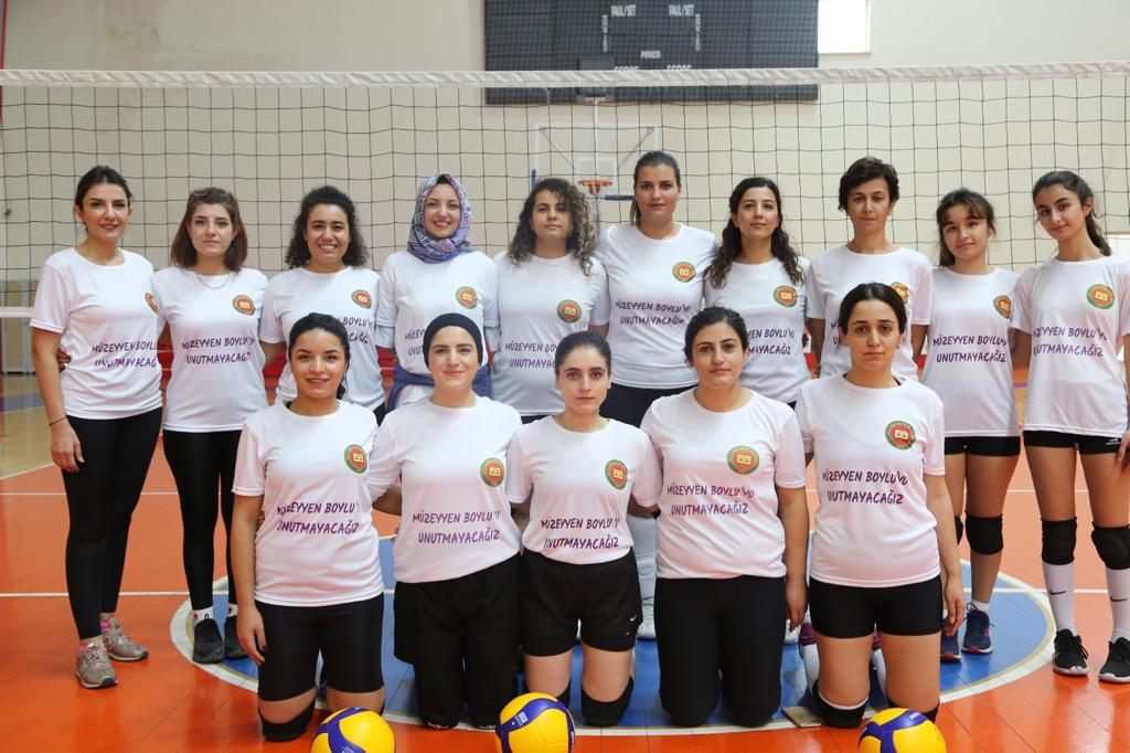 Di Wergiriya 25'ê Mijdarê Roja Têkoşîna Li Hember Tundiya Li Ser Jinê Ya Navneteweyî De Ji Bo Bîranîna Prz. Muzeyyen BOYLÛyê Maça Voleybolê Hat Lidarxistin. — 2