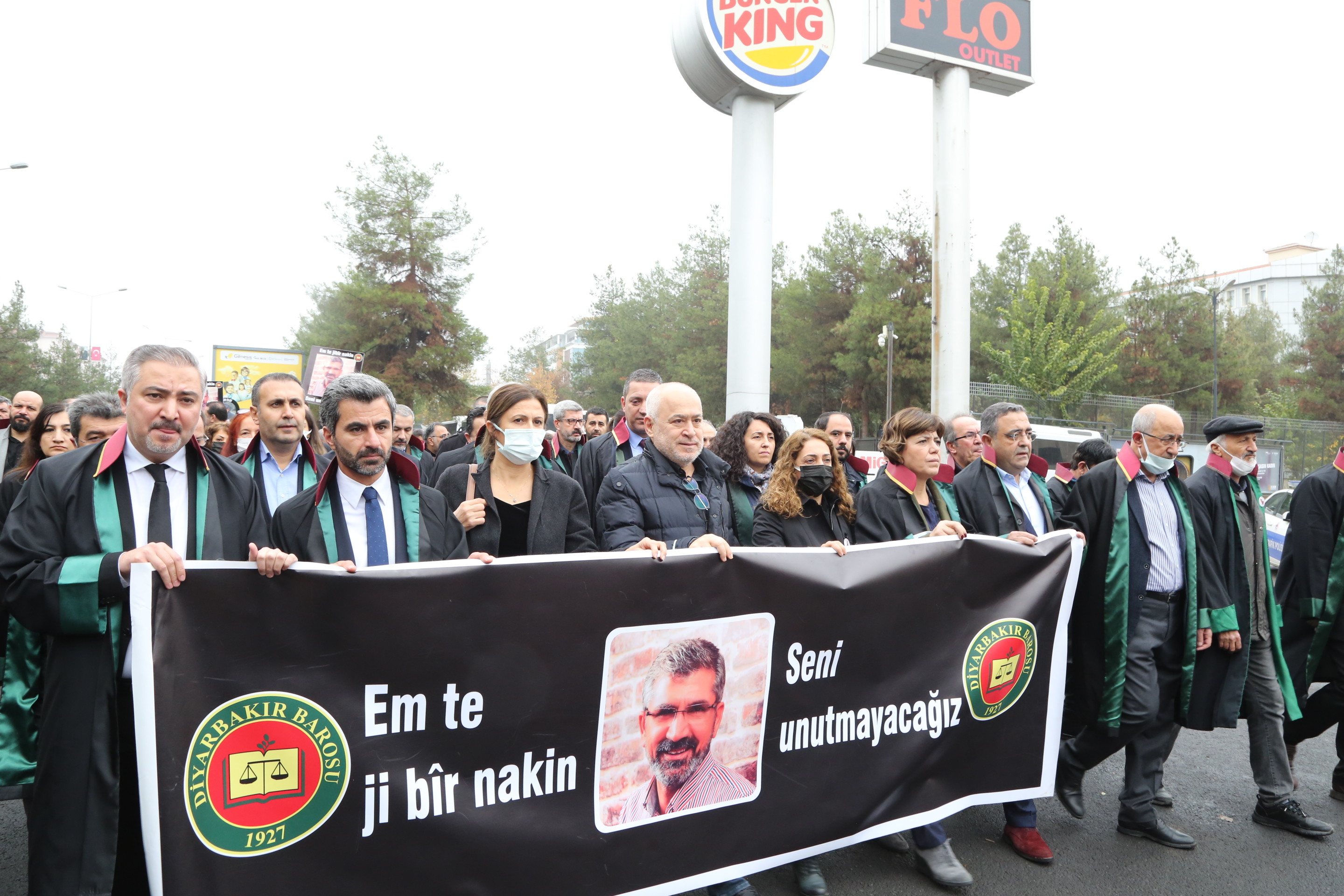 Em Di 6’emîn Salvegera Kuştina Wî De Xwedî Li Mîrateya Têkoşîna Mafên Mirovan a Serokê Xwe Yê Ebedî  Prz.Tahîr Elçîyî Derdikevin û Bi Rêzdarî û Hesret Bi Bîr Tînin. — 2
