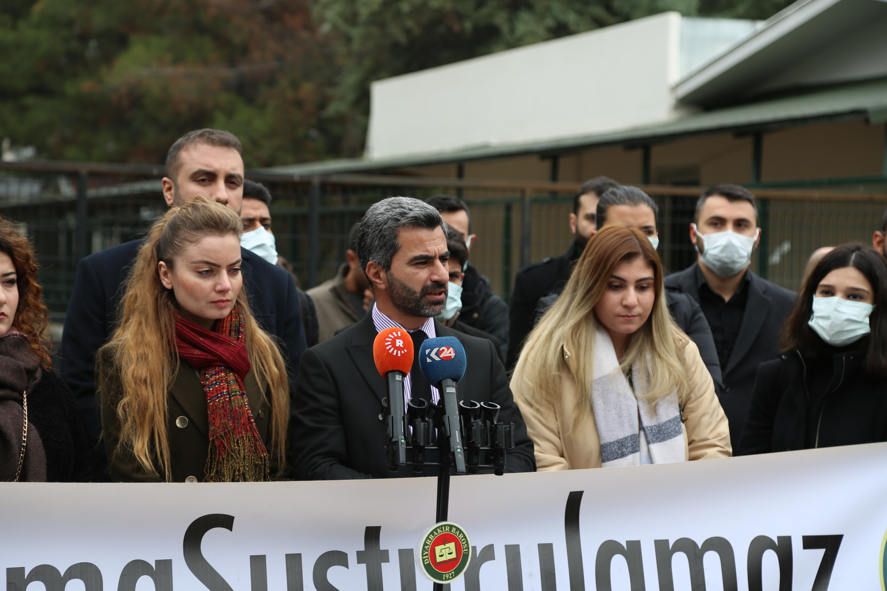 Em Êrîşên Devkî û Fizîkî Yên Arasteyî Hempîşeyên Xwe Şermezar Dikin. Em Dê Pêvajoya Darazî Bişopînin. — 2