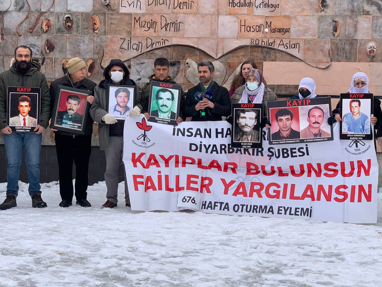 Em Beşdarî Hefteya 676’emîn a Çalakiya Rûniştinê ya Xizmên Windayan û KMM’ê(ÎHD) ya ‘Bila Winda Bên Dîtin, Kiryar Bên Darizandin’ Bûn. — 1