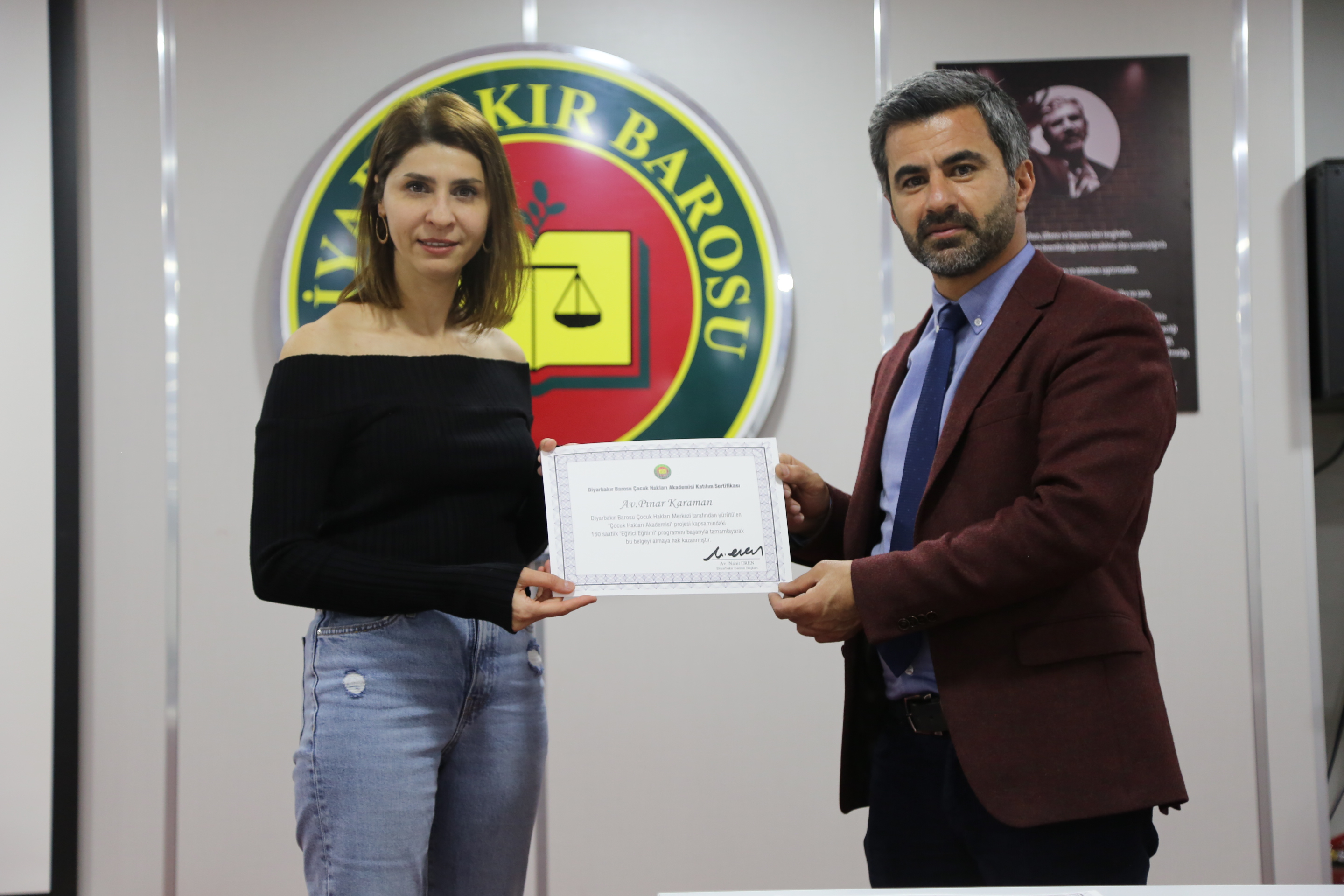 Sertîfîkaya Hempîşeyên Me Yên Ku ‘Bernameya Perwerdehiya Hîndeker a Projeya Akademiya Mafên Zarokan’ Xelas Kirin Hate Dayîn. — 2