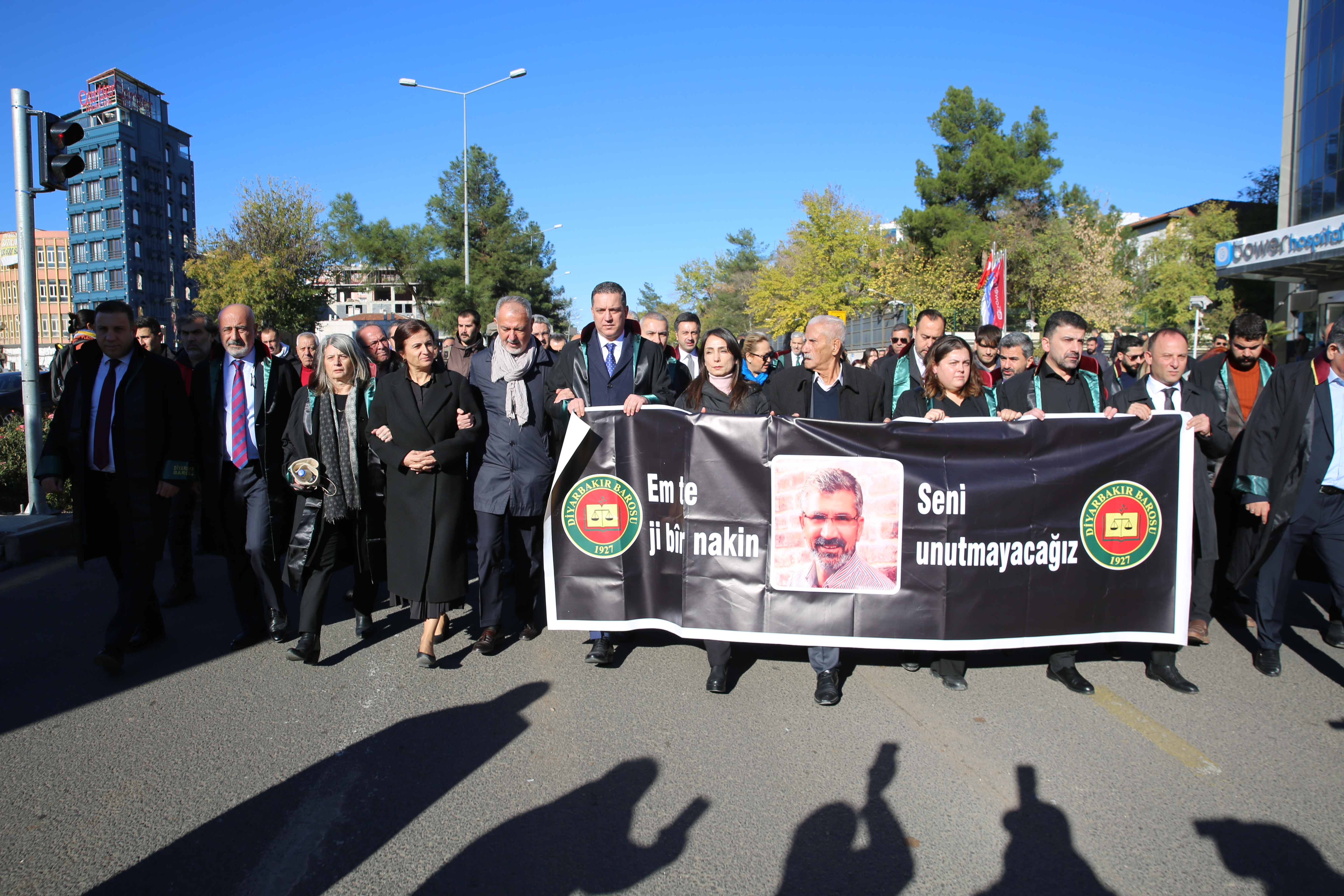 Baro Başkanımız Av. Tahir ELÇİ, Dört Ayaklı Minarenin Önünde Anıldı : ' Em Te Ji Bir Nakin...' — 3