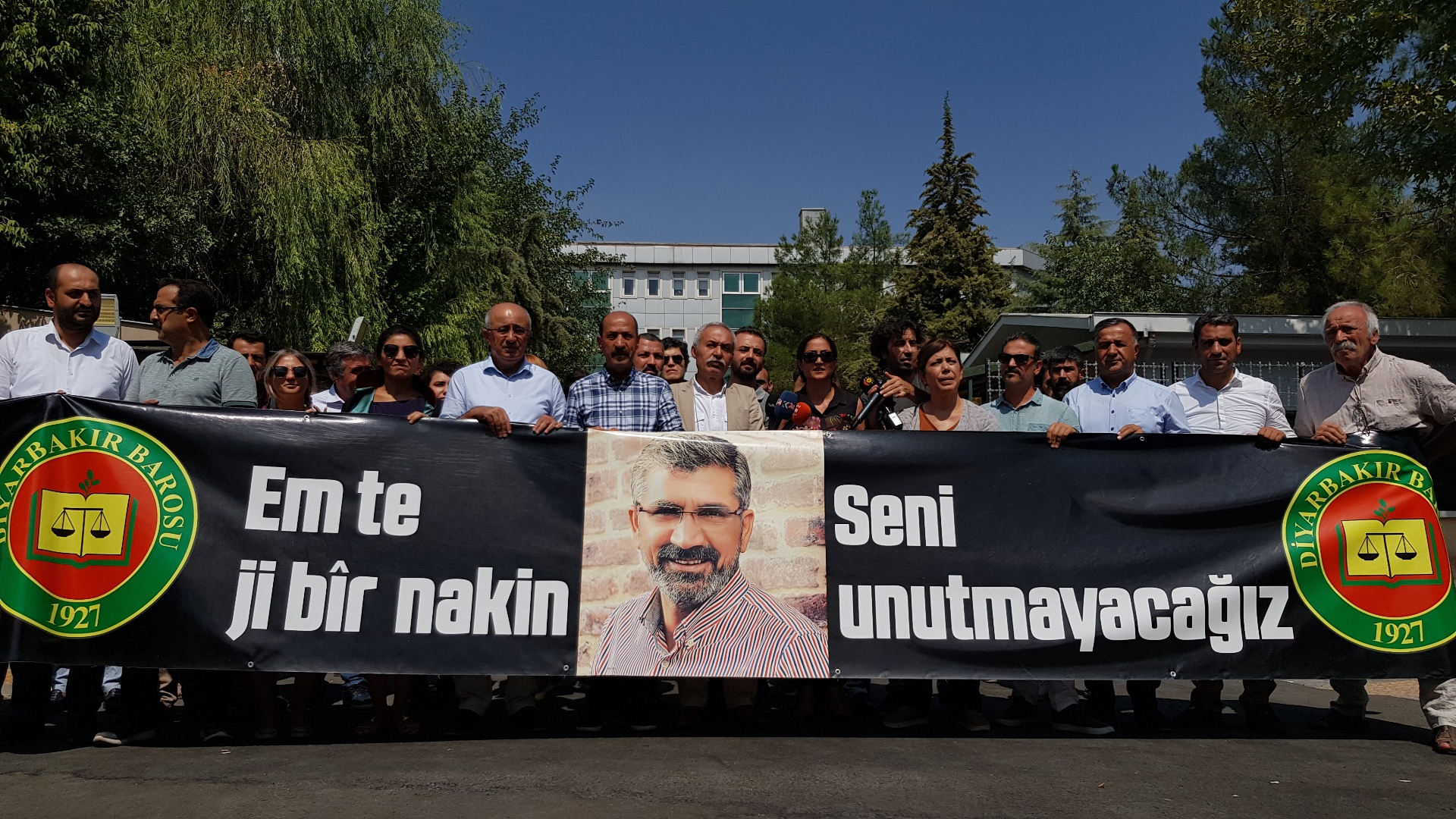 Baro Başkanımız Tahir ELÇİ'nin Katledilişinin 190. Haftası Anma Etkinliği Diyarbakır Adliyesi Önünde Gerçekleştirildi... — 1