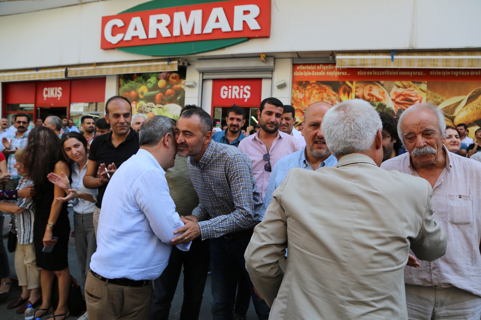 Baroya Me Destek da Gelê me yê Amedê ku Tayîn kirina Qeyûman Protesto Dike… — 5