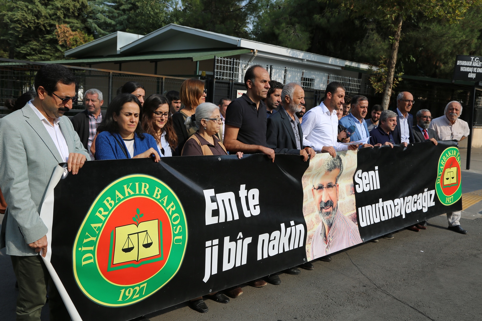 Çalakiya Bibîranînê ya Hefteya 199emîn a Kuştina Serokê Baroya Me Tahir ELÇİ’yî Li Ber Dadgeha Amedê Pêk Hat… — 3