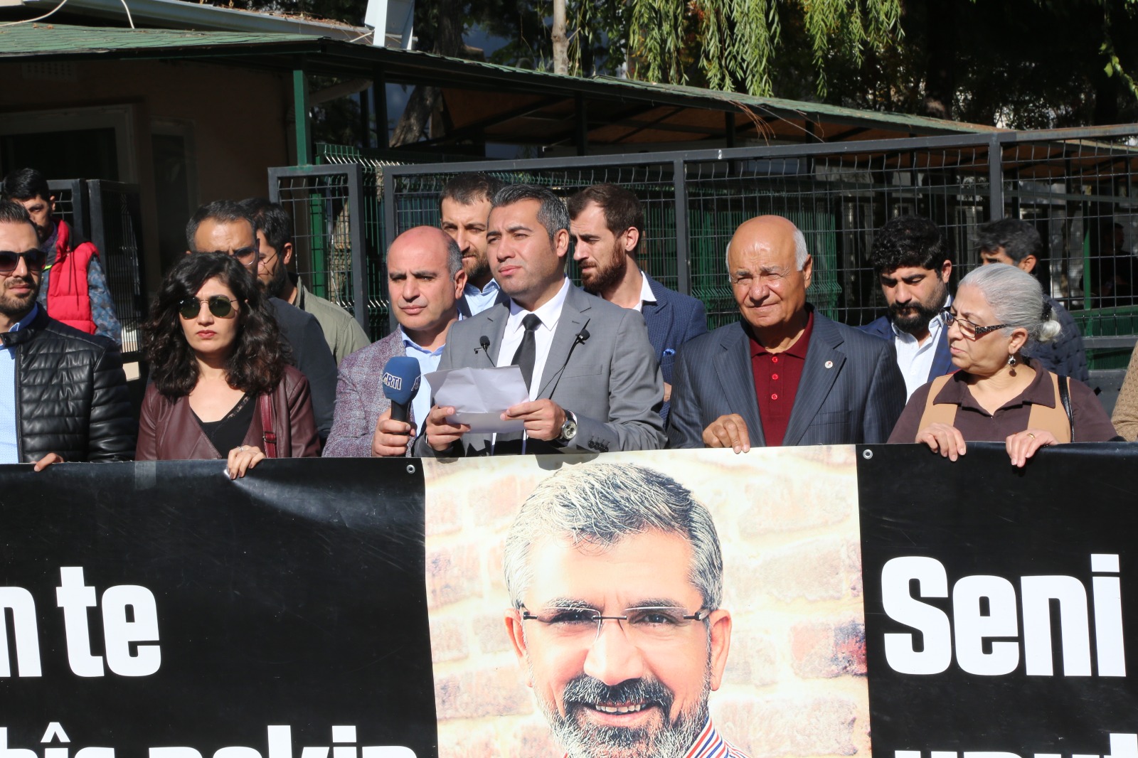 Çalakiya Bîranînê ya Hefteya 201. A Qetilkirina Serokê Baroya Me Tahîr ELÇÎ Li Ber Dadgeha Amedê Pêk Hat... — 3