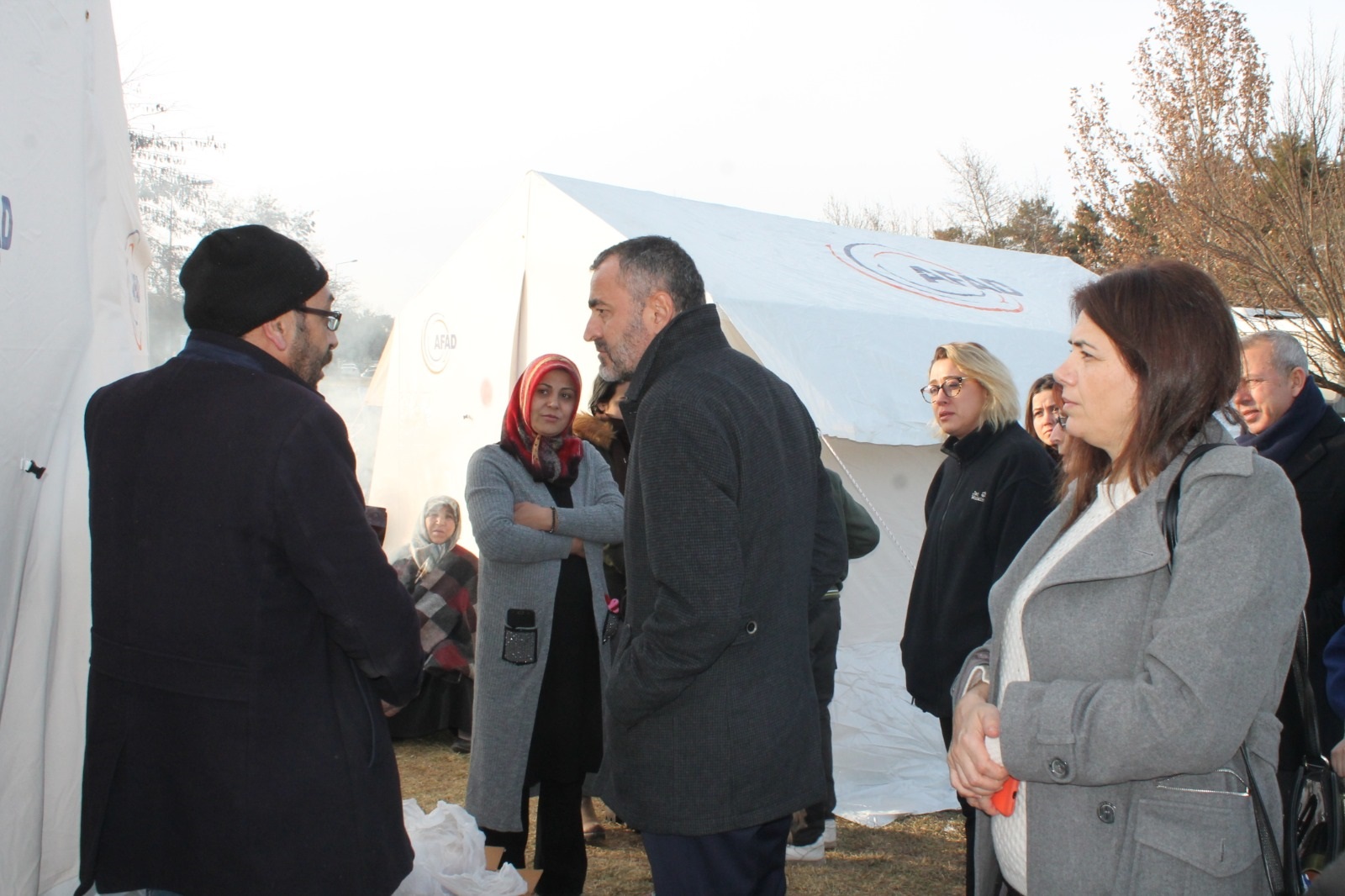 Baromuz ve Beraberindeki Heyet Deprem Bölgesini Ziyaret Etti — 3