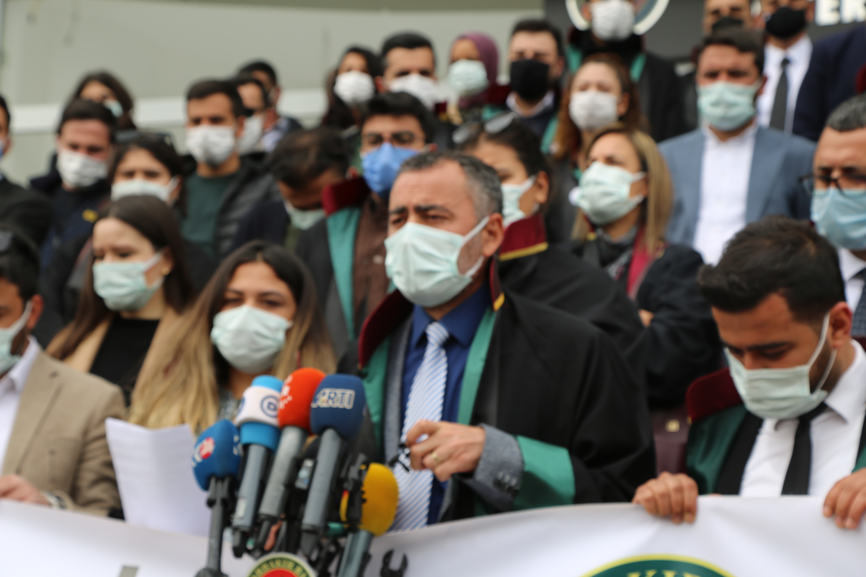 Rapora Derbarê Lêpirsîn û Teqîbatên Arasteyî Serokê Baroya Amedê, Lijneya Rêvebir û Parêzerên Endamê Baroyê Ya Sala 2020'an Ji Hêla Navenda Me Ya Mafên Parêzeran Ve Ji Raya Giştî He Hat Pêşkêşkirin... — 3