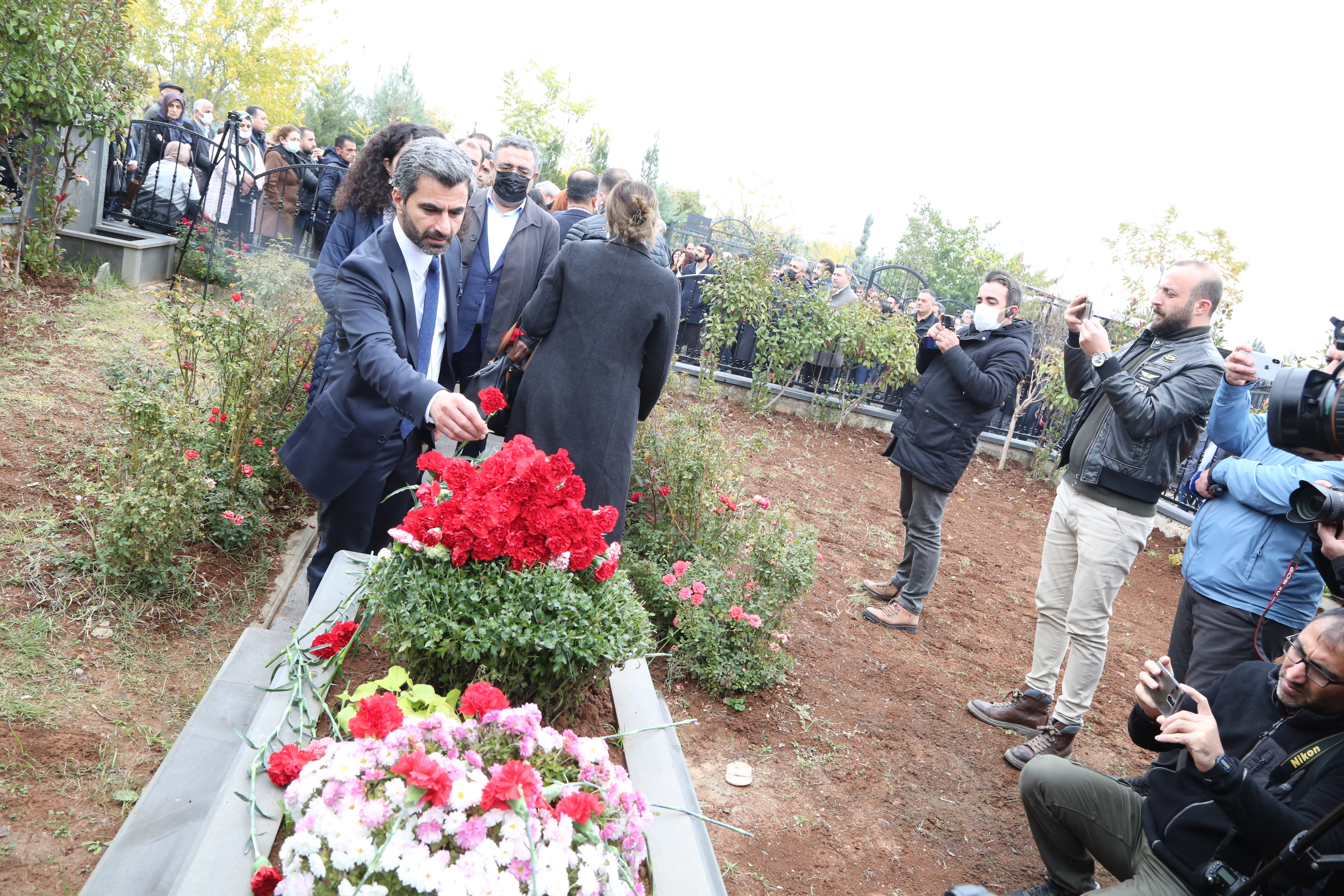Serokê Me yê Ebedî Prz. Tahîr Elçî Li Ser Gora Xwe Hat Yadkirin… — 3