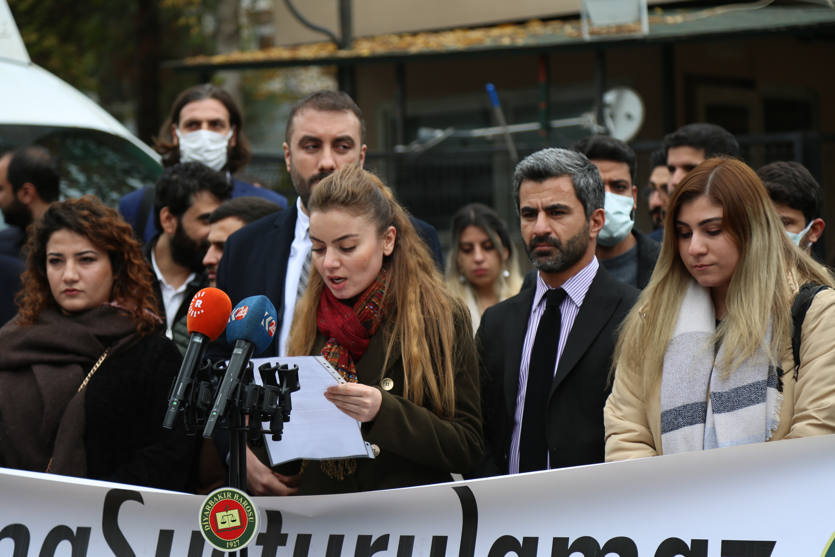Em Êrîşên Devkî û Fizîkî Yên Arasteyî Hempîşeyên Xwe Şermezar Dikin. Em Dê Pêvajoya Darazî Bişopînin. — 3