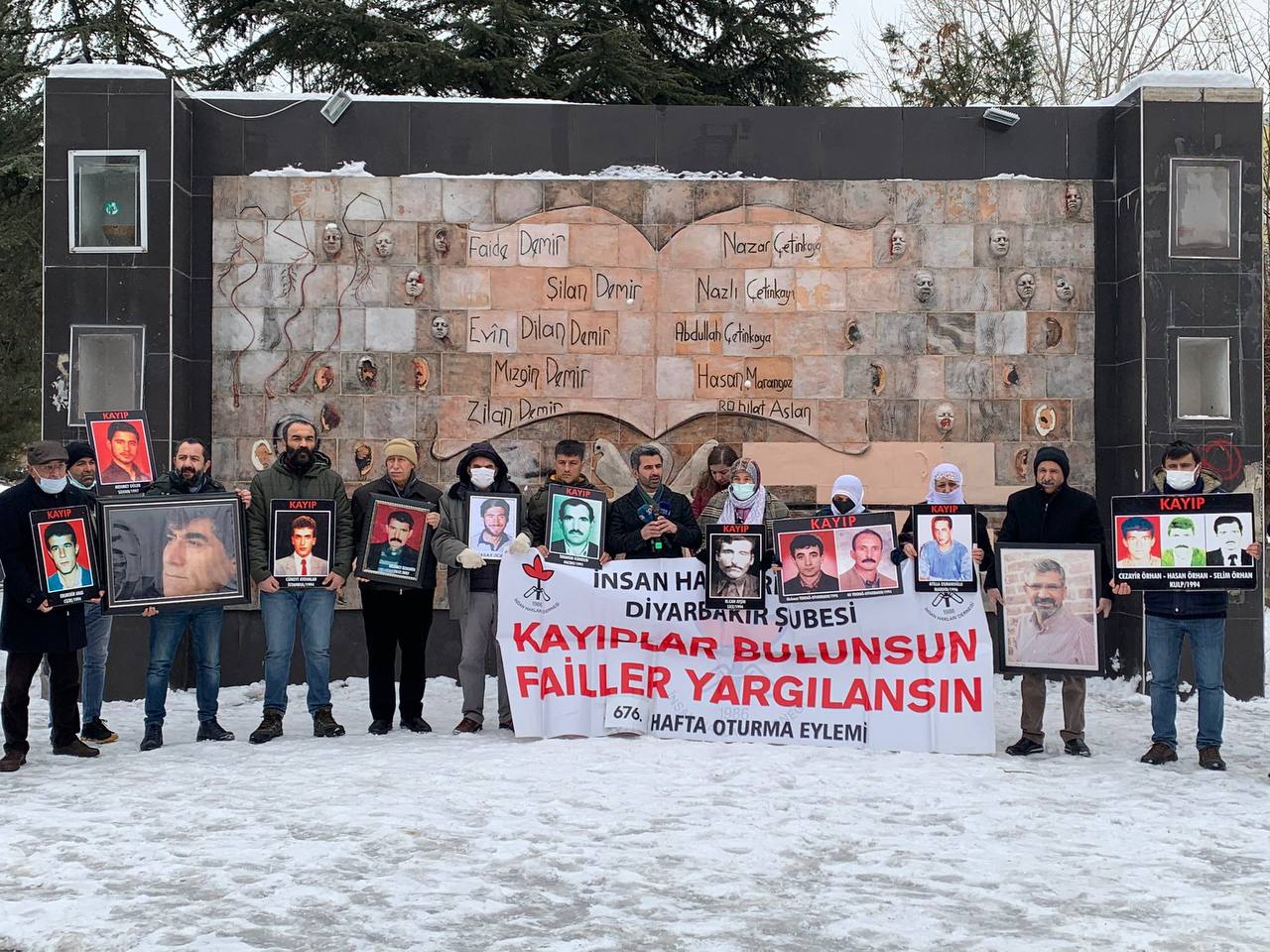 Em Beşdarî Hefteya 676’emîn a Çalakiya Rûniştinê ya Xizmên Windayan û KMM’ê(ÎHD) ya ‘Bila Winda Bên Dîtin, Kiryar Bên Darizandin’ Bûn. — 2