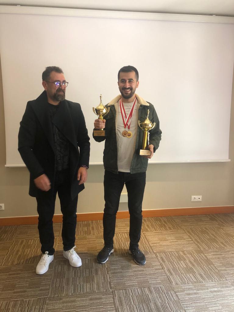 Endamê Baroya  Me Prz. Mehmet Ferît OZTEKÎN Di Turnûvaya Kişikê De Bû Şampiyon... — 1