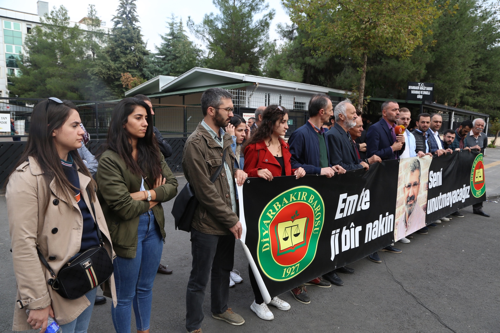 Çalakiya Bibîrhanînê ya Hefteya 200emîn a Kuştina Serokê Baroya Me Tahir ELÇİ’yî Li Ber Dadgeha Amedê Pêk Hat… — 3