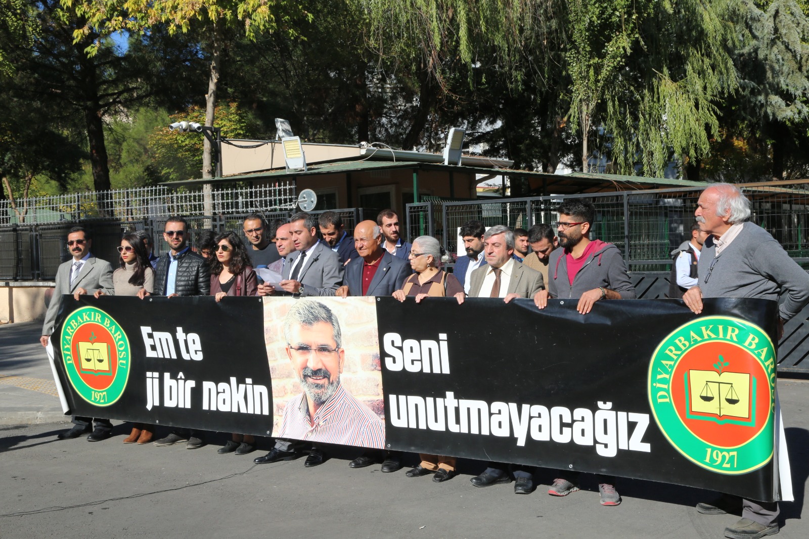 Çalakiya Bîranînê ya Hefteya 201. A Qetilkirina Serokê Baroya Me Tahîr ELÇÎ Li Ber Dadgeha Amedê Pêk Hat... — 4