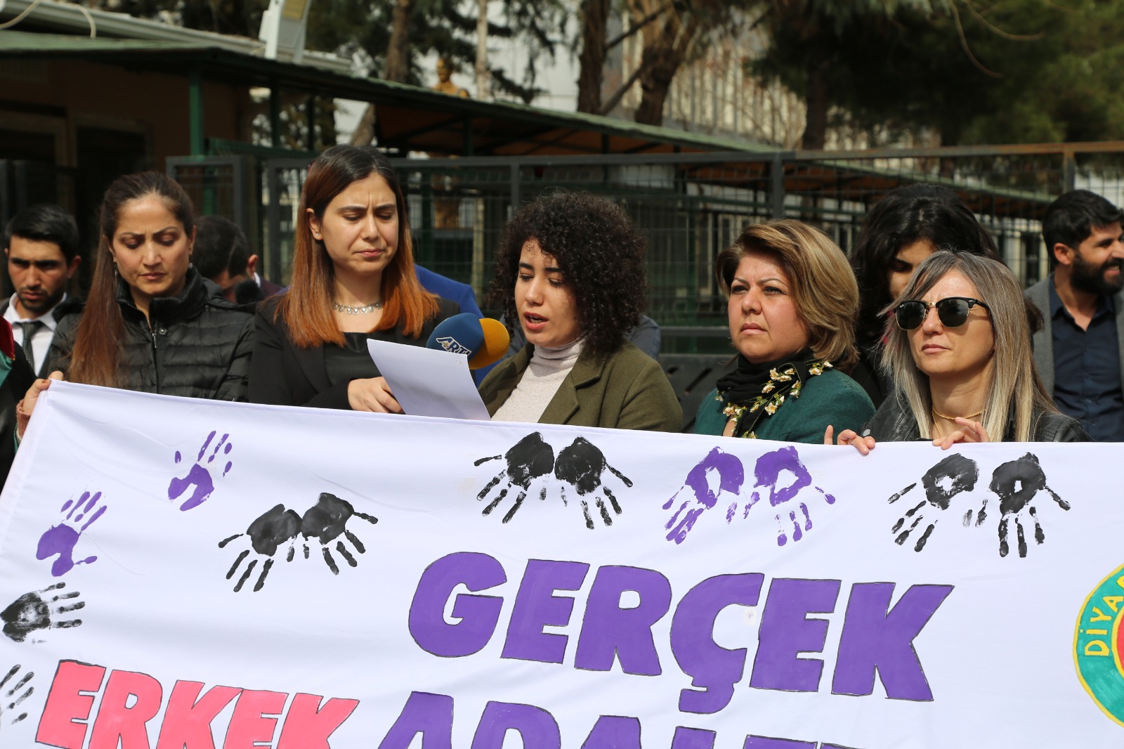 Baro Başkanımız Tahir ELÇİ'nin Katledilişinin 218. Haftası Anma Etkinliği Diyarbakır Adliyesi Önünde Gerçekleştirildi — 4