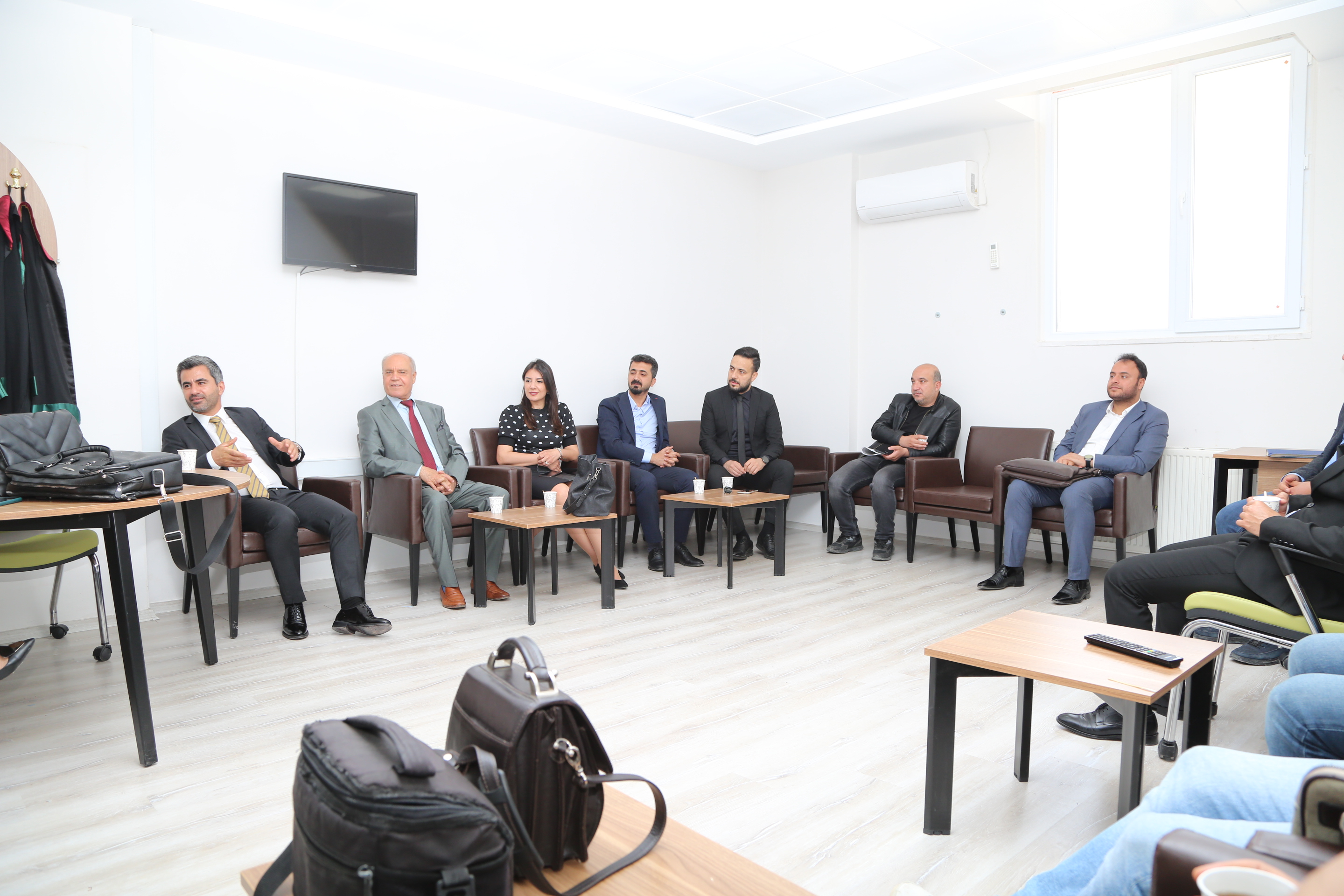 Em Li Edliyeya Erxeniyê Li Odeya Baroyê Ya Nû Bi Hempîşeyên Xwe Re Hatin Ba Hev — 1