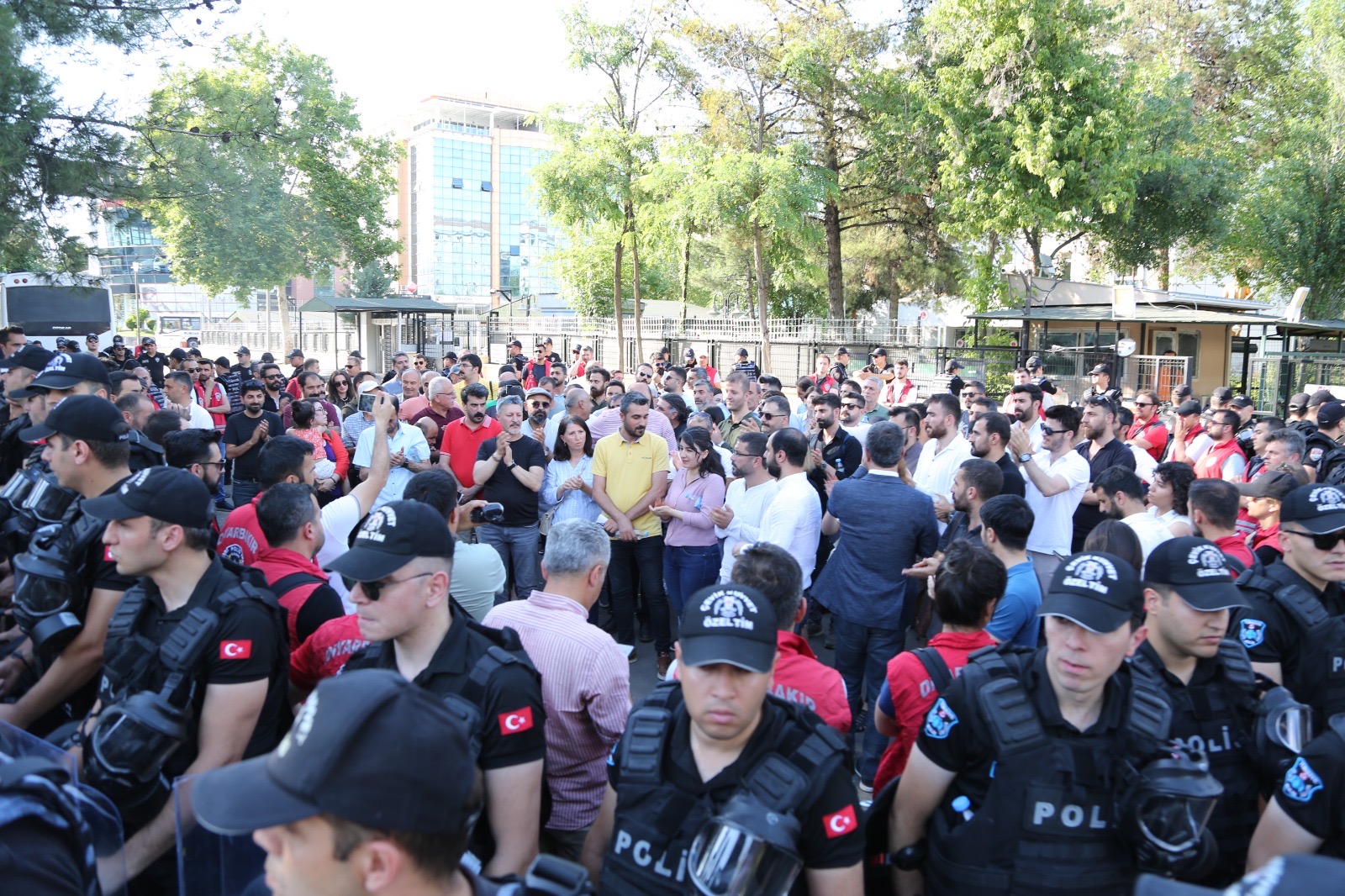 Hakkari Belediyesi Başkanının Gözaltına Alınması ve Hakkari Belediyesi Başkanlığına Kayyım Ataması Kararına Karşı Basın Açıklaması Yapıldı — 2